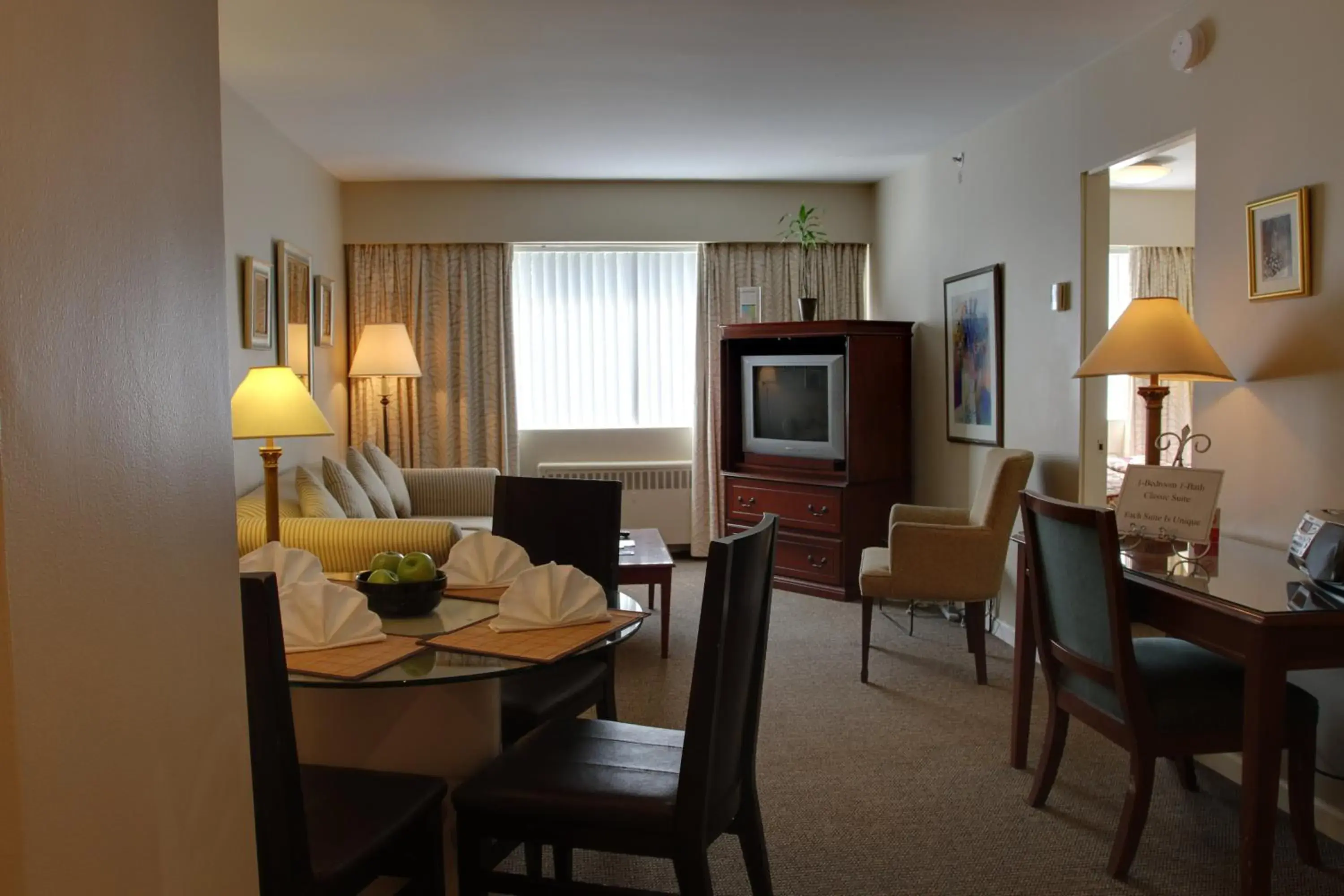 TV and multimedia, Dining Area in Rosellen Suites At Stanley Park