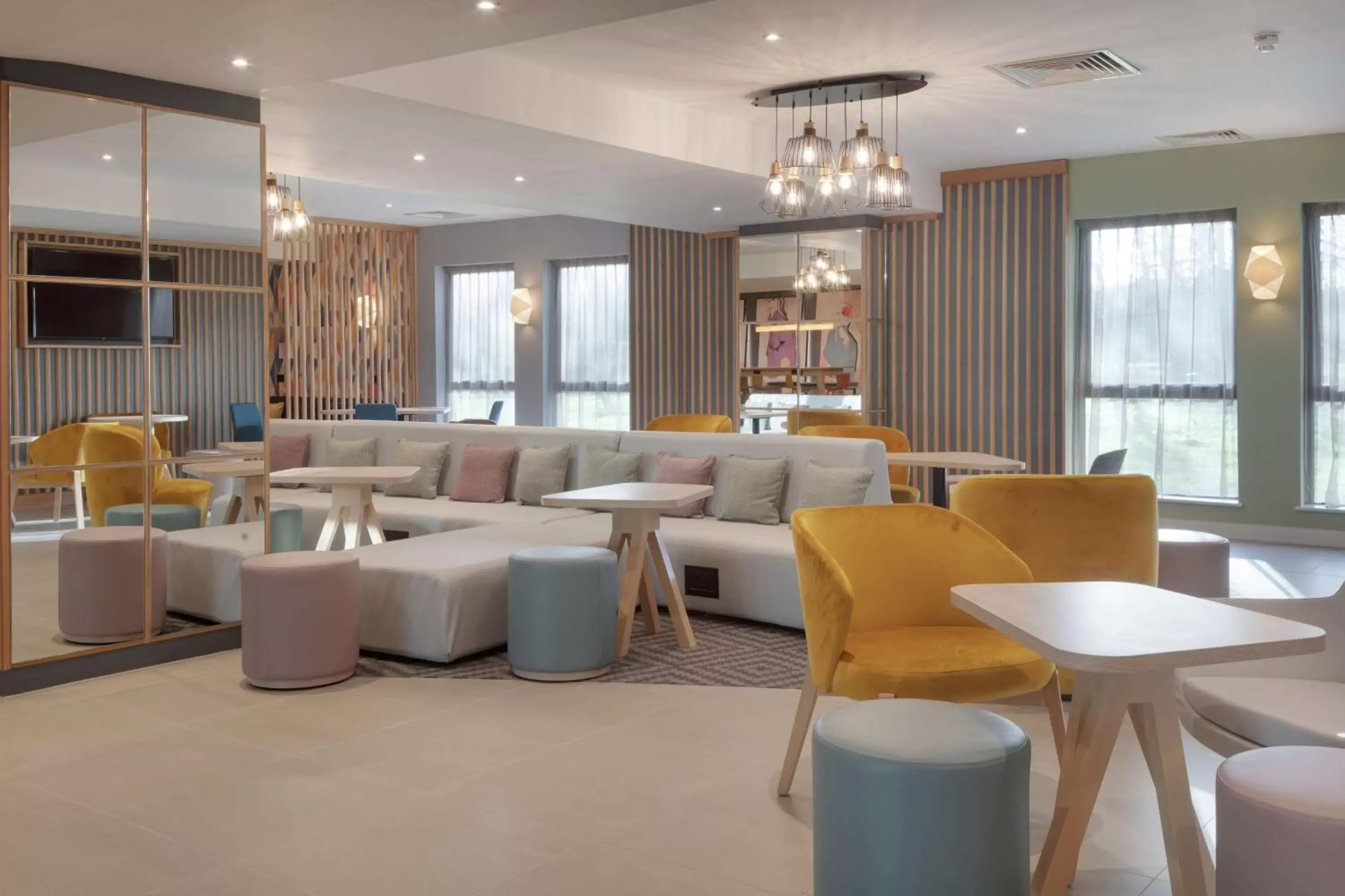 Lobby or reception, Lounge/Bar in Hampton by Hilton Corby
