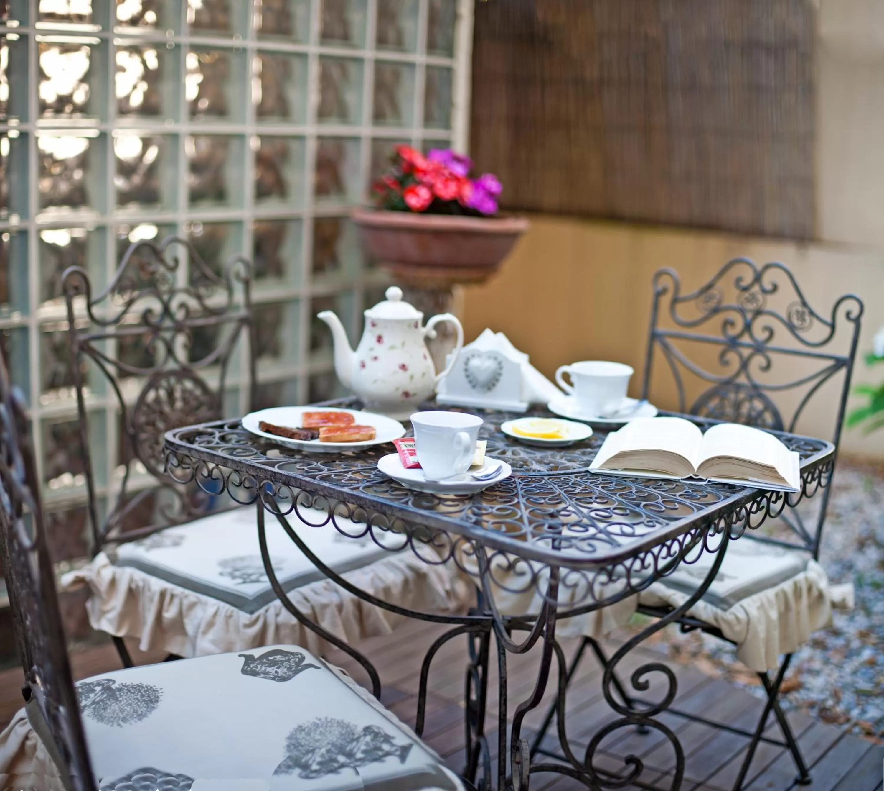 Restaurant/places to eat in Hotel Navy