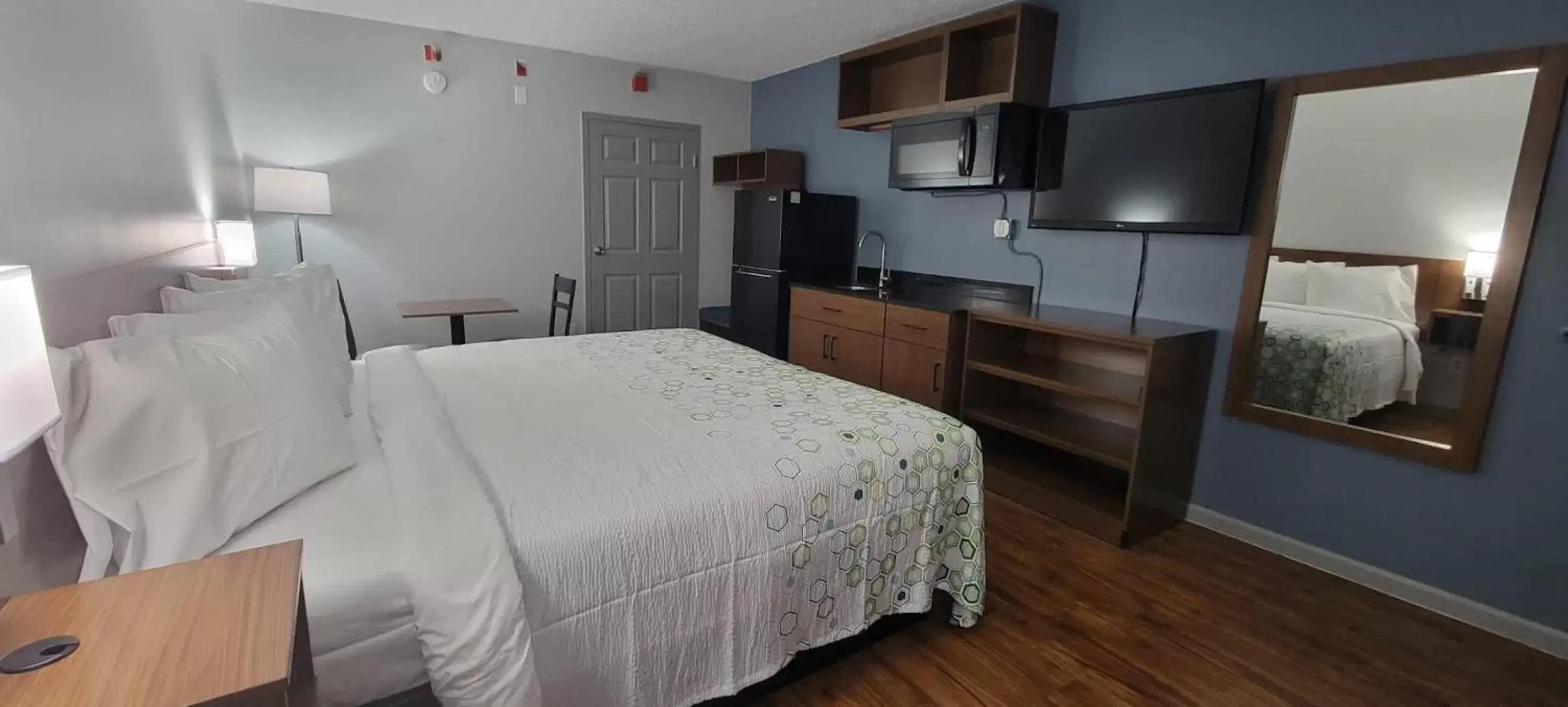 Bedroom, Bed in HomeTowne Studios by Red Roof Egg Harbor-Atlantic City Airport