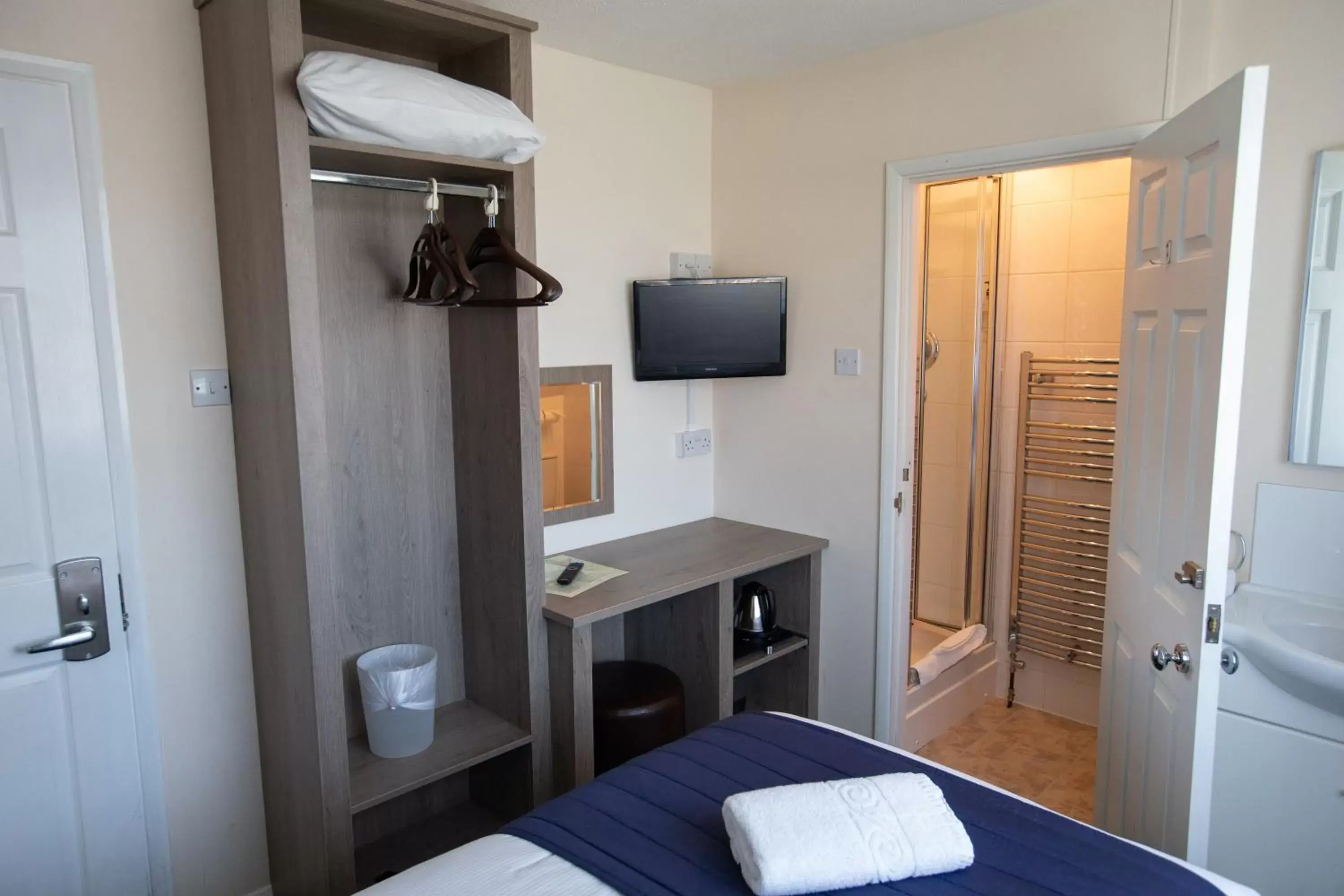 Bedroom, TV/Entertainment Center in Corner House Hotel Gatwick