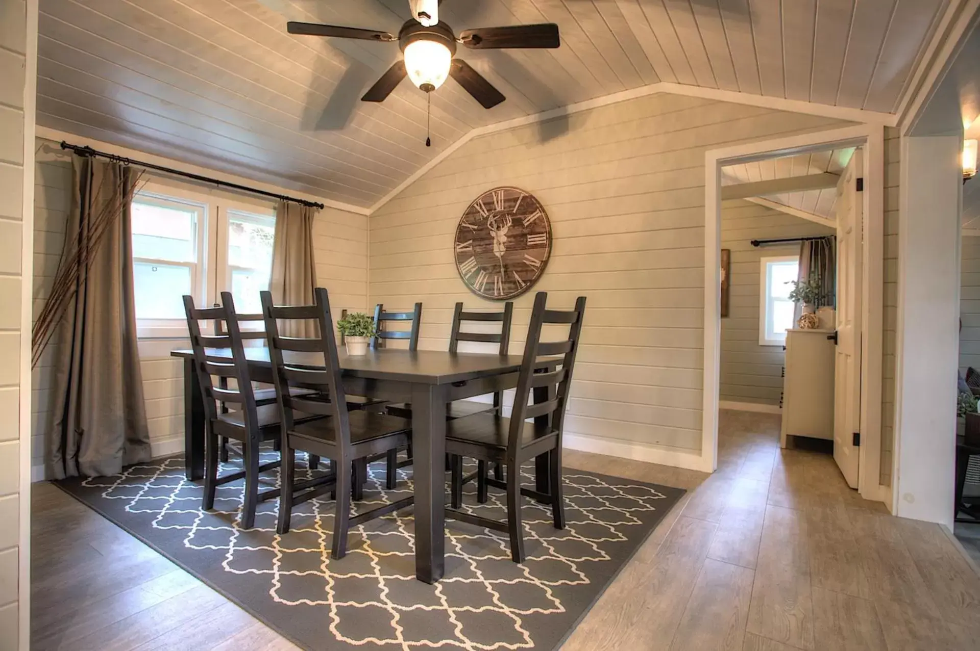 Dining Area in Somerset Lakeside Resort