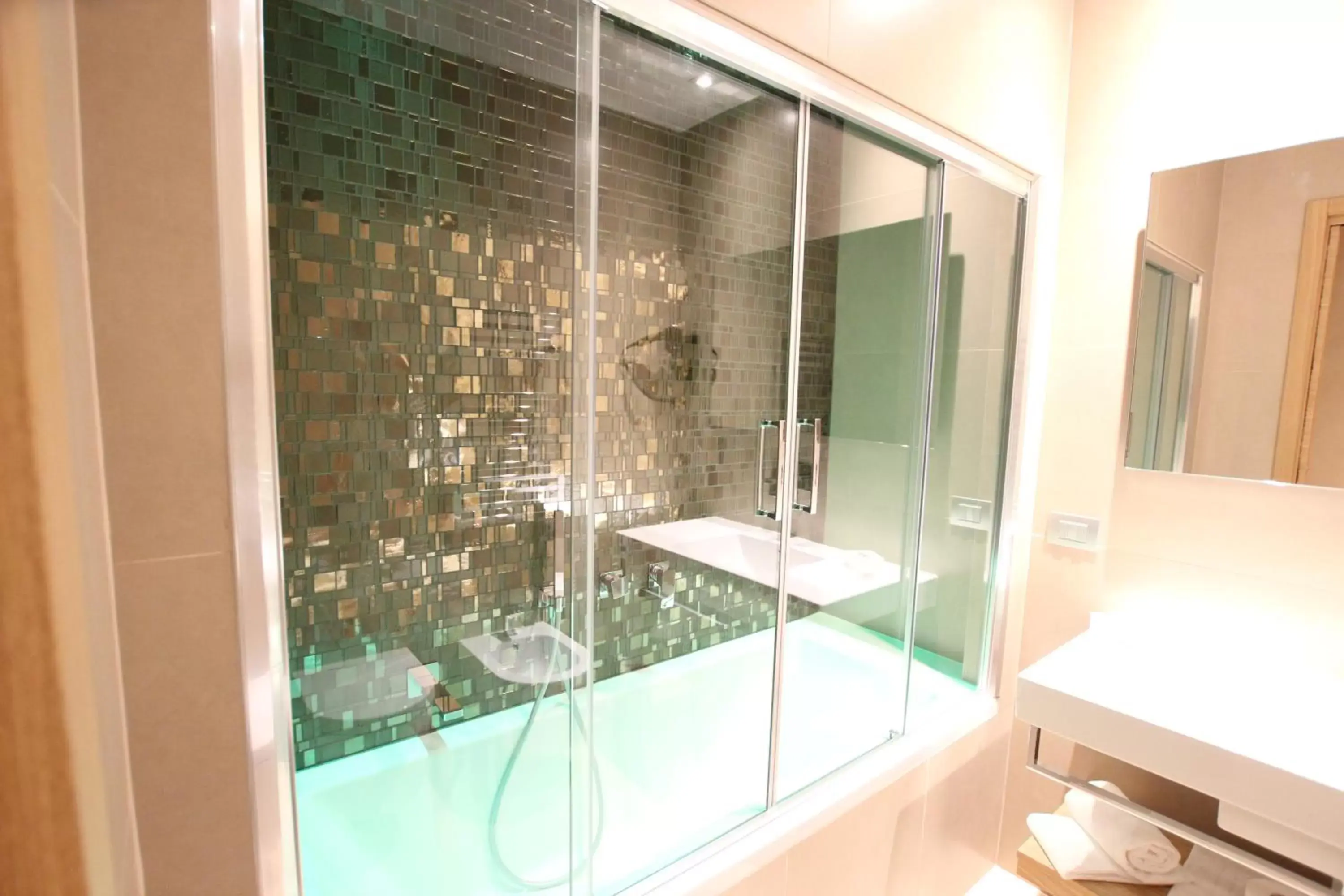 Shower, Bathroom in Mokinba Hotels Baviera