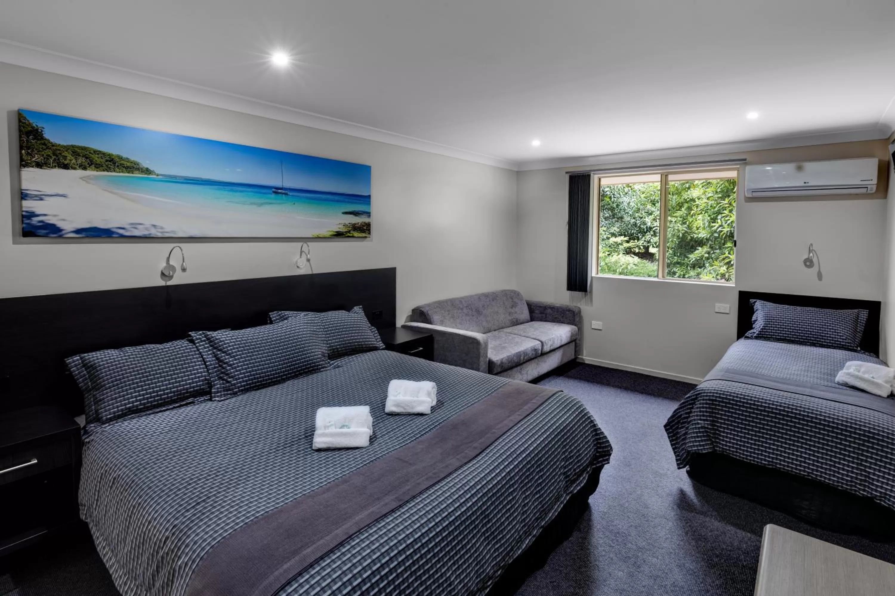 Bedroom, Bed in Dolphin Shores