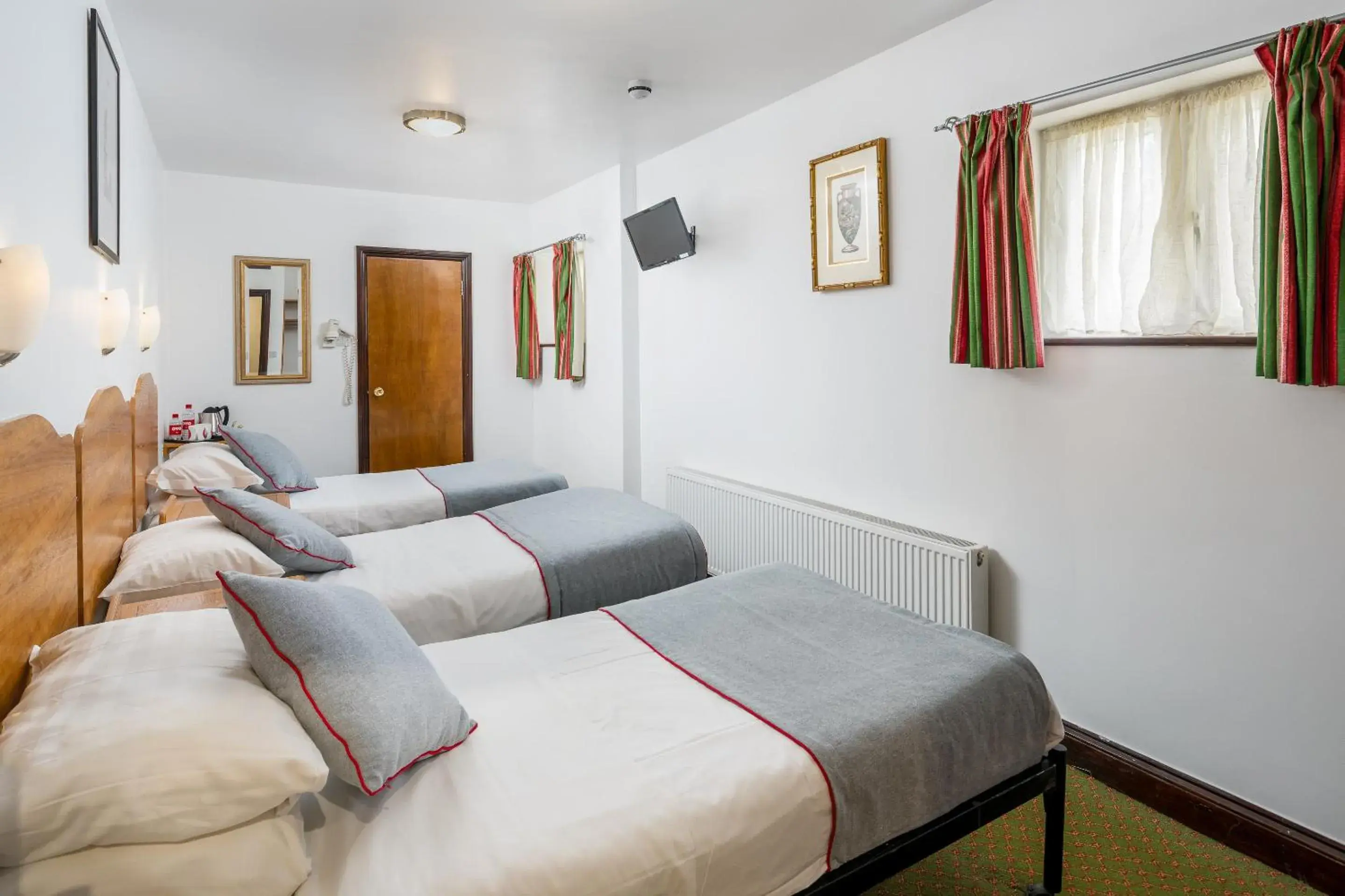 Bedroom in OYO Abbey Hotel, London Shepherd's Bush Market