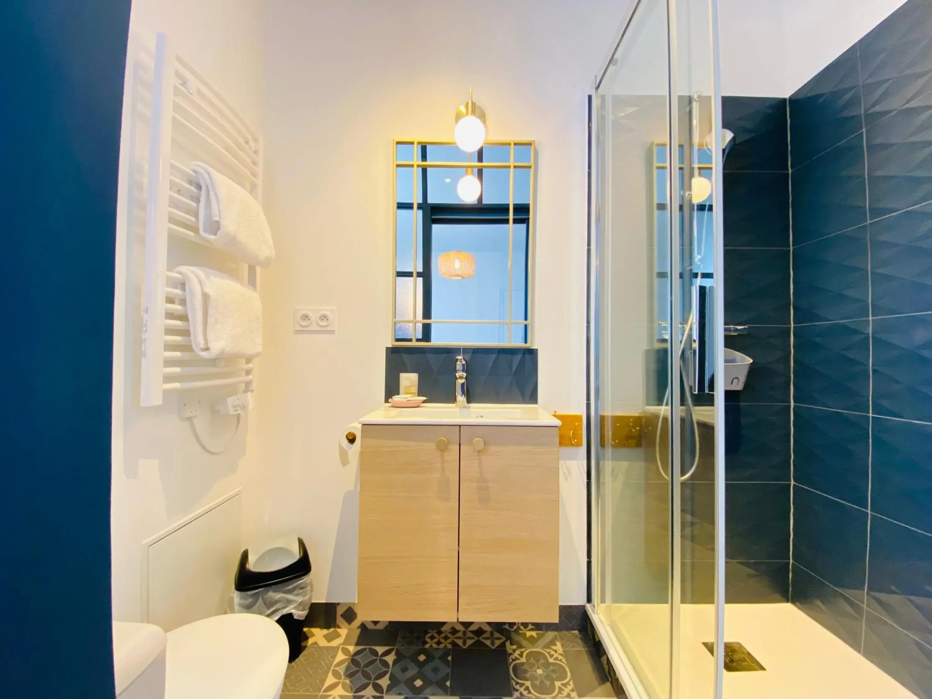 Shower, Bathroom in Hotel Saint-Michel
