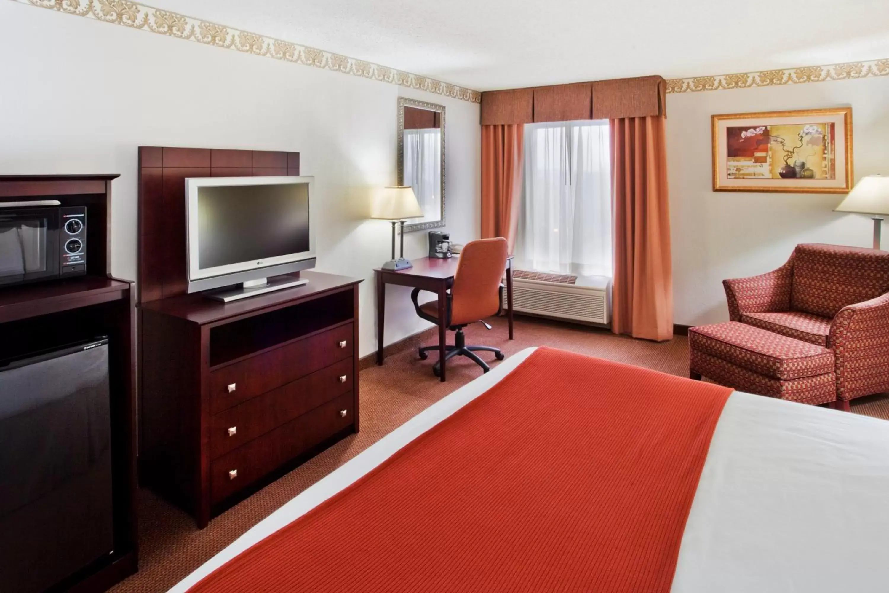 Bed, TV/Entertainment Center in Holiday Inn Express Atlanta W (I-20) Douglasville, an IHG Hotel