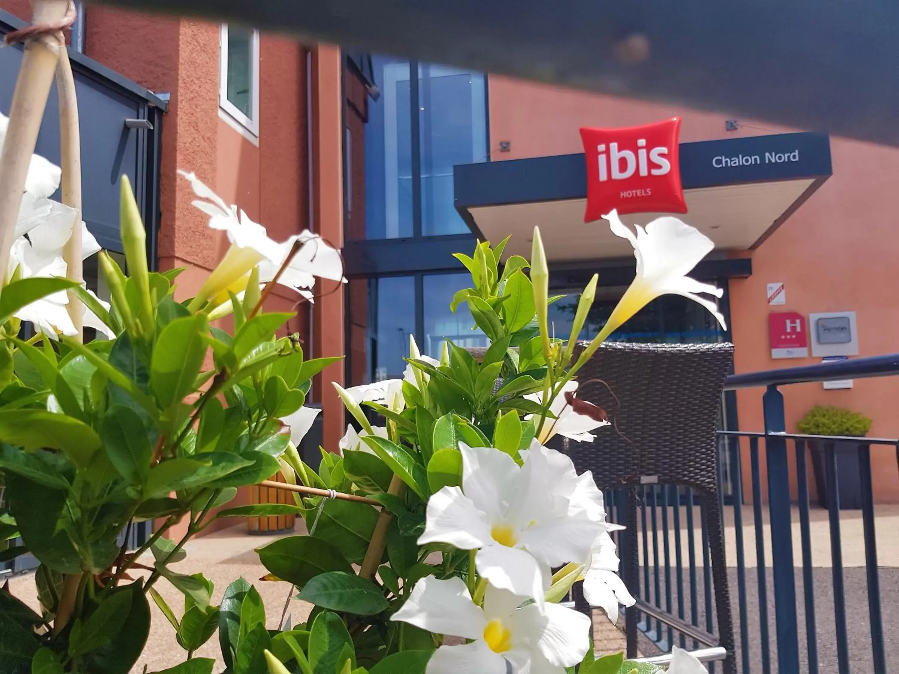 Facade/entrance, Property Building in ibis Chalon Sur Saone Nord