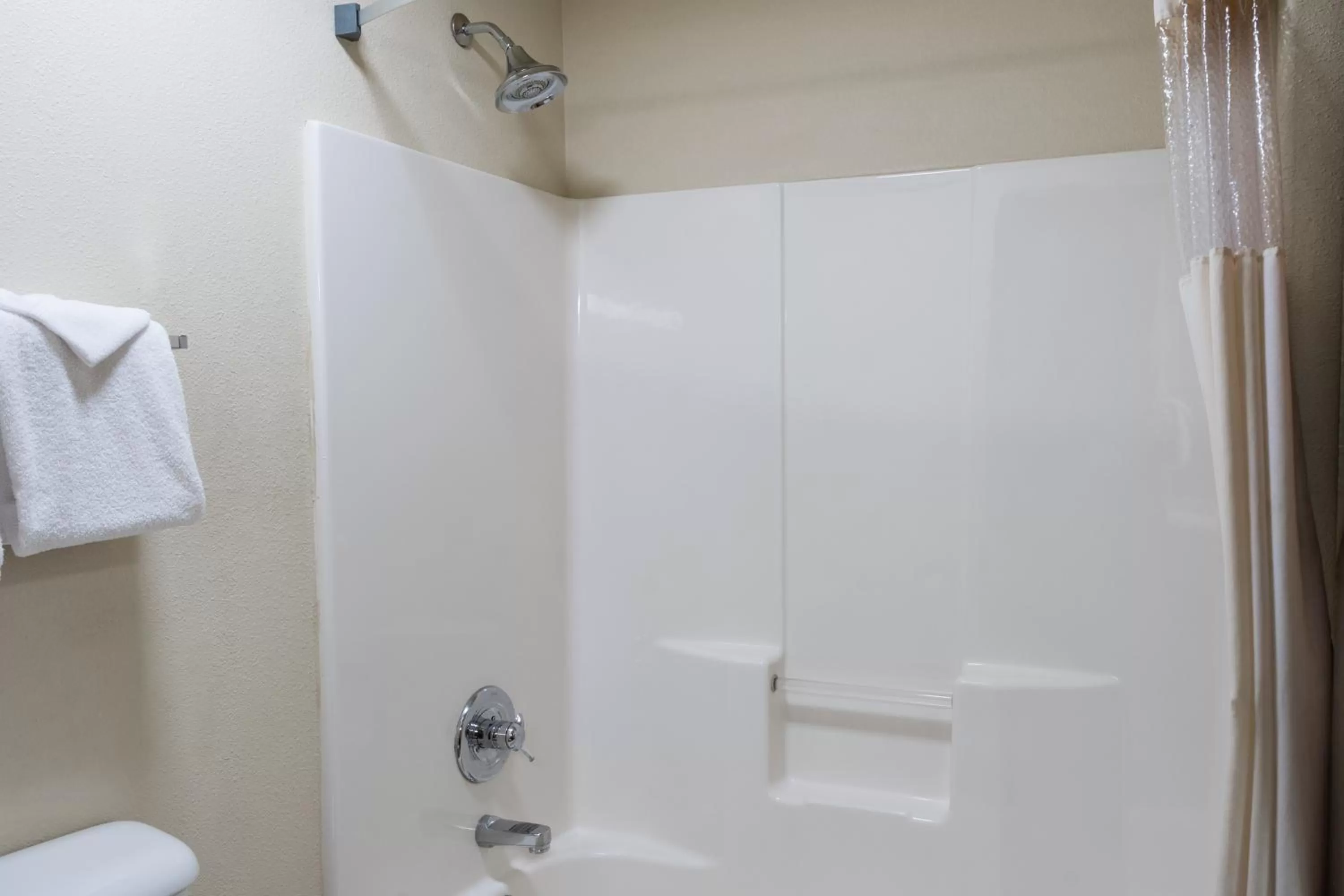 Shower in Pinedale Hotel & Suites