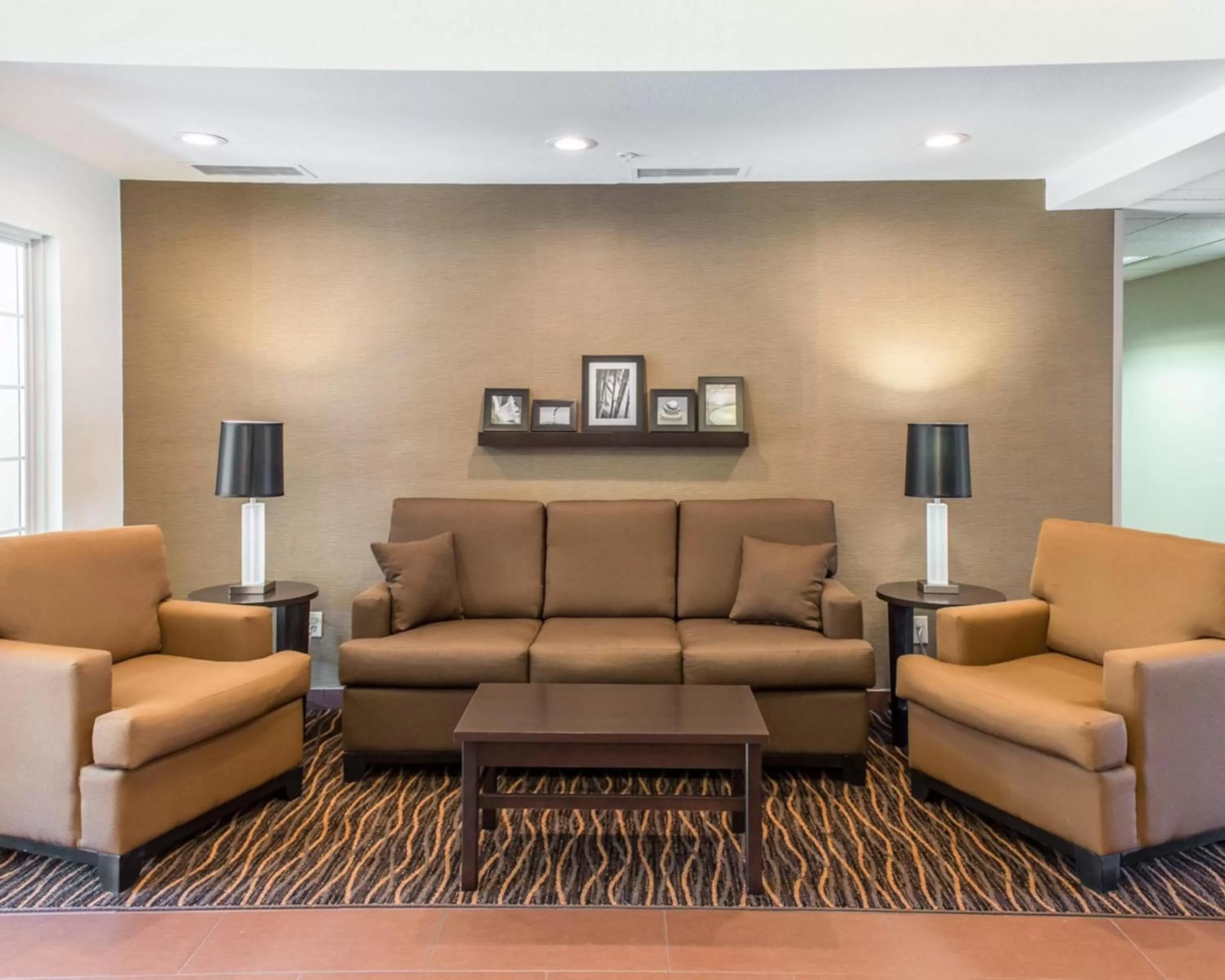 Communal lounge/ TV room in MainStay Suites Pittsburgh Airport
