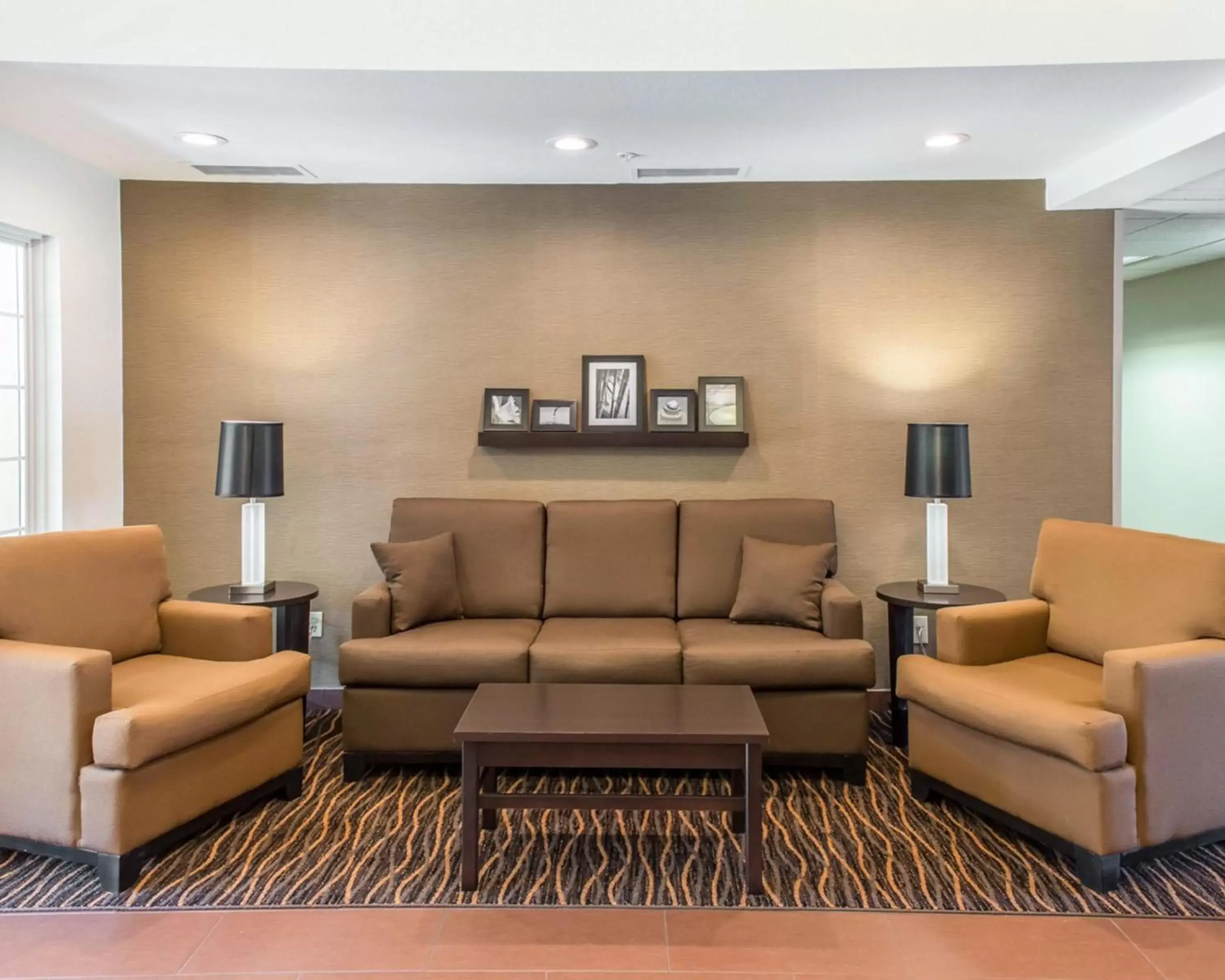 Communal lounge/ TV room, Seating Area in Mainstay Suites Pittsburgh Airport