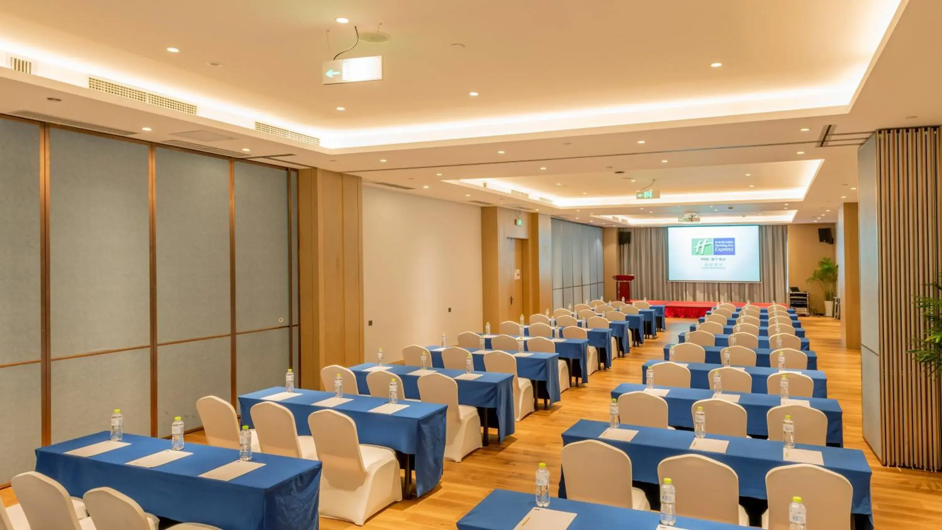 Meeting/conference room in Holiday Inn Express Linyi Riverside, an IHG Hotel