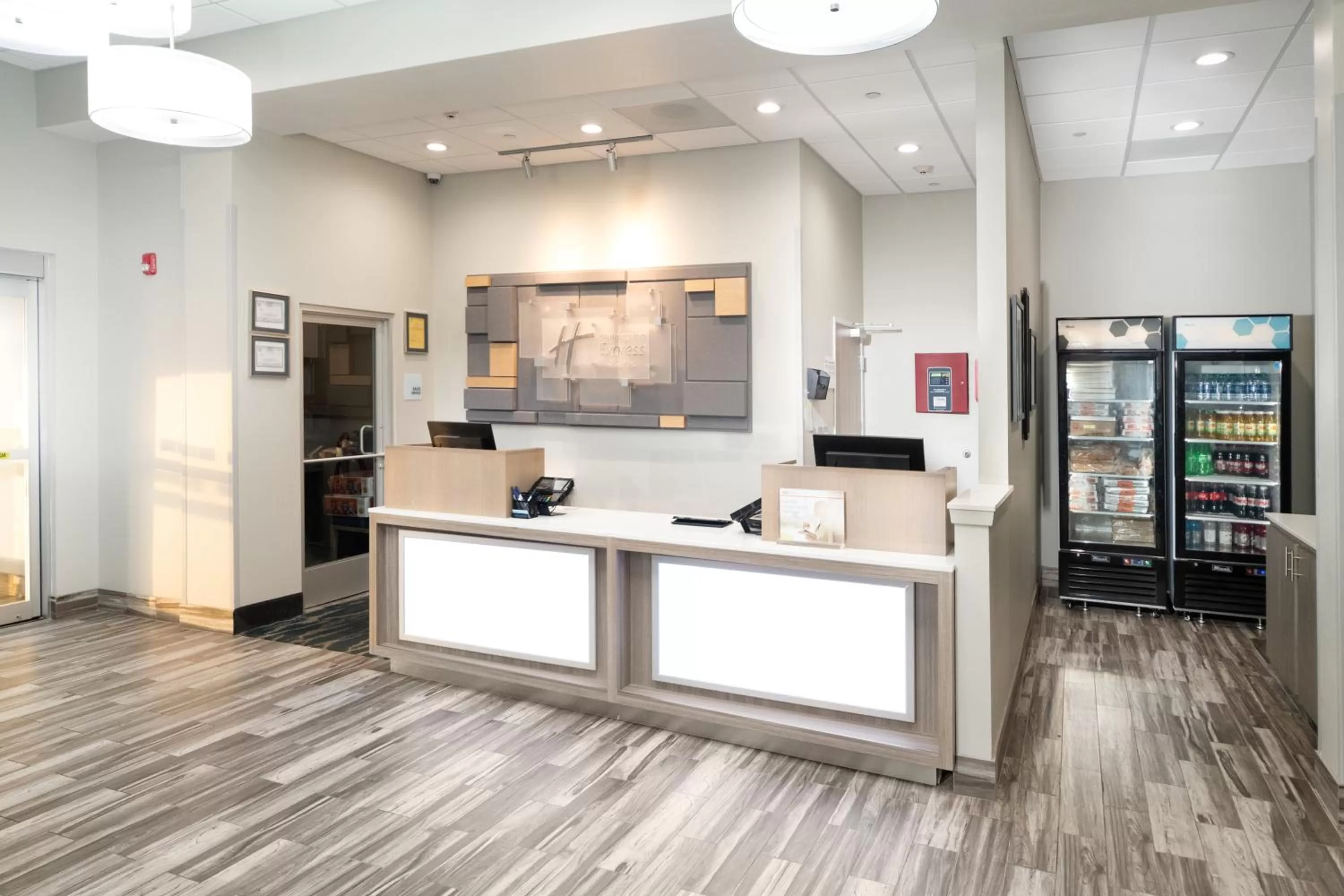 Property building in Holiday Inn Express & Suites Memphis Arpt Elvis Presley Blv by IHG