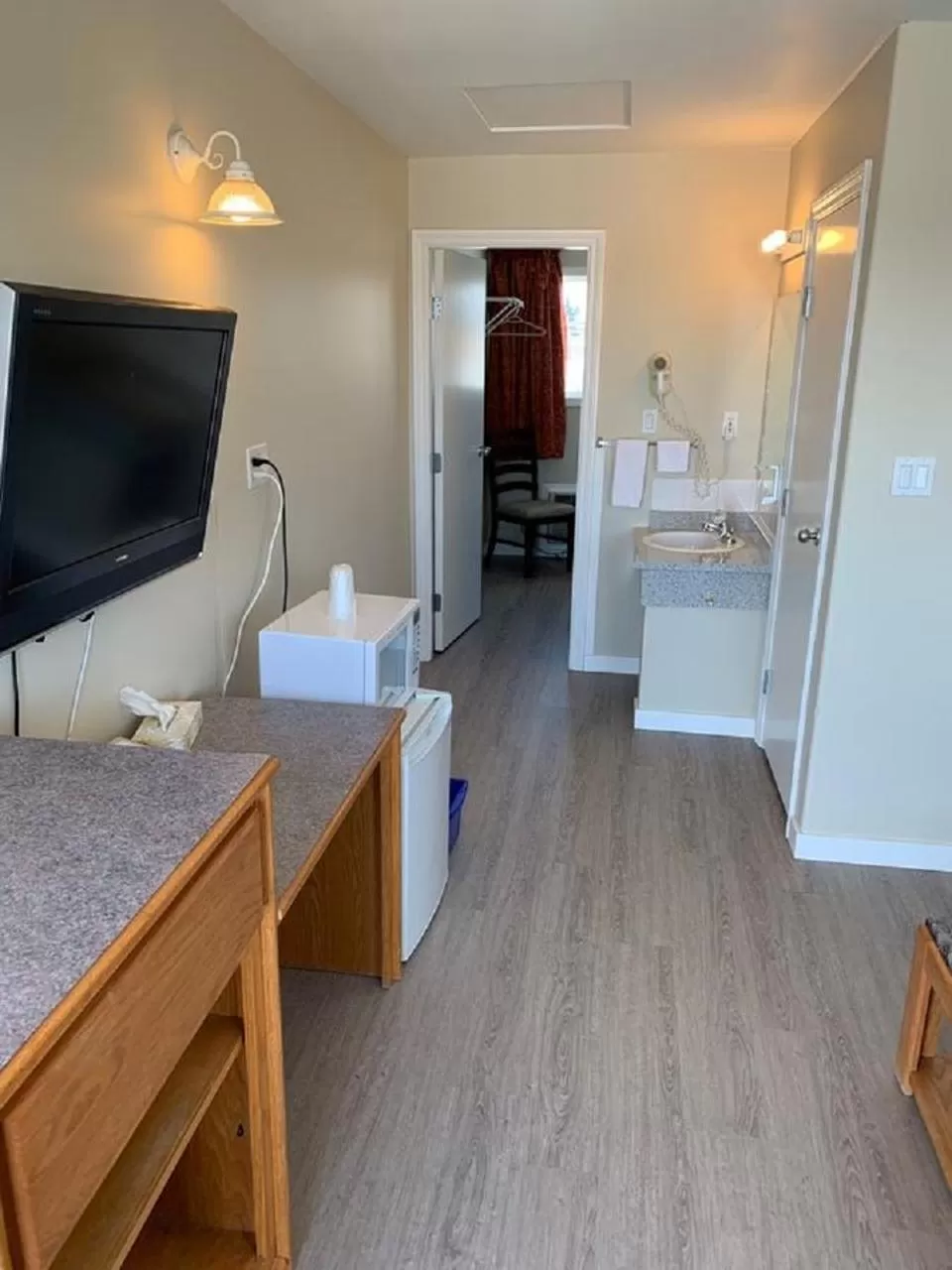 Bedroom, TV/Entertainment Center in Red Deer Inn & Suites