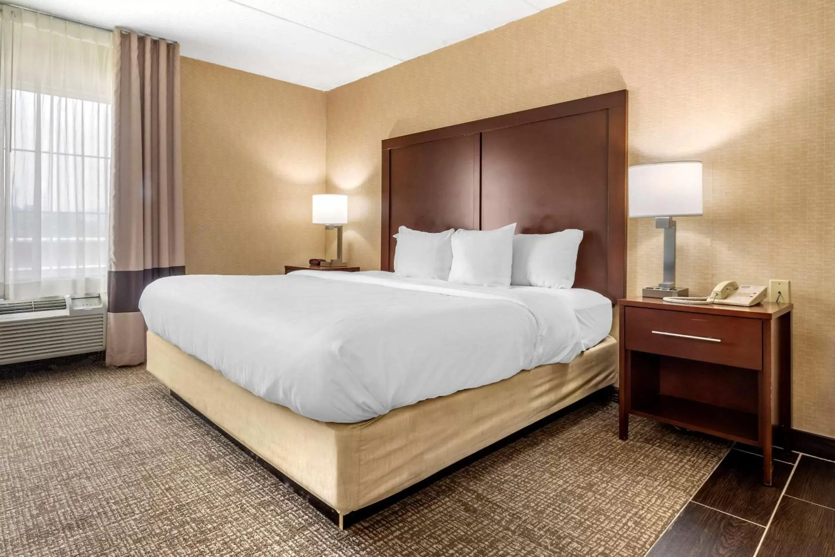 Photo of the whole room, Bed in Comfort Inn Meadowlands