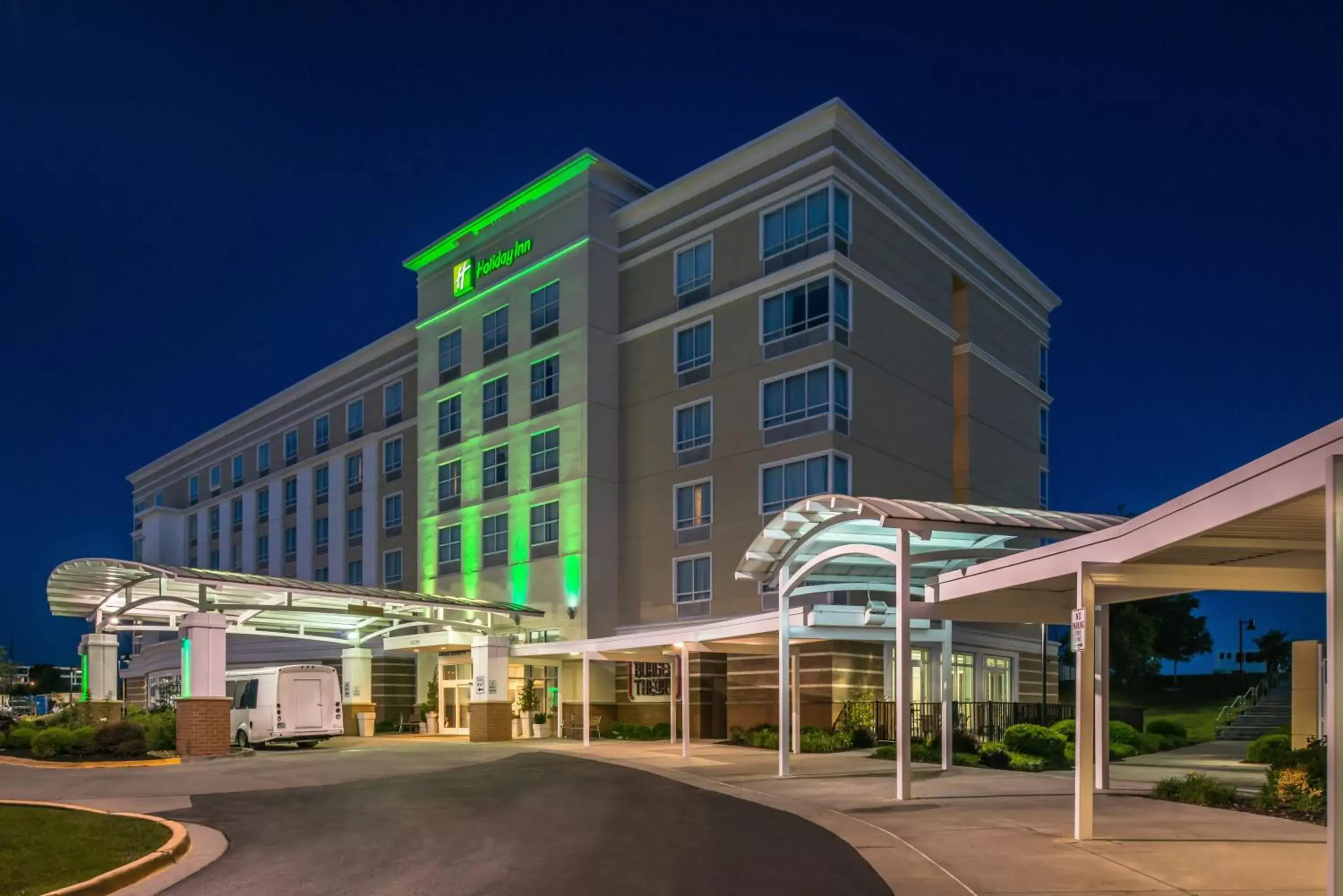 Property building in Holiday Inn Kansas City Airport by IHG Property building in Holiday Inn Kansas City Airport by IHG