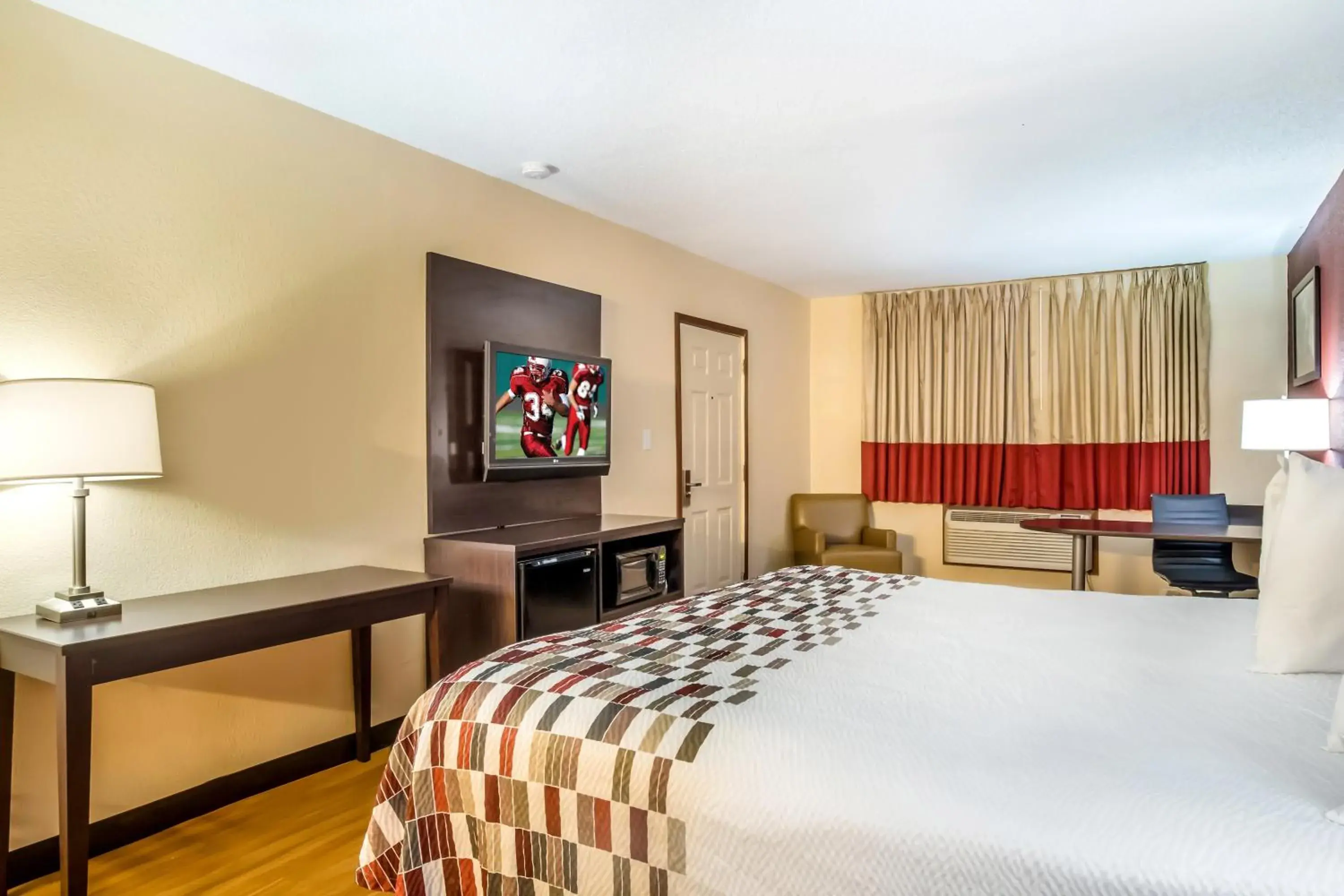 Photo of the whole room, Bed in Red Roof Inn Chicago-Alsip Photo of the whole room, Bed in Red Roof Inn Chicago-Alsip