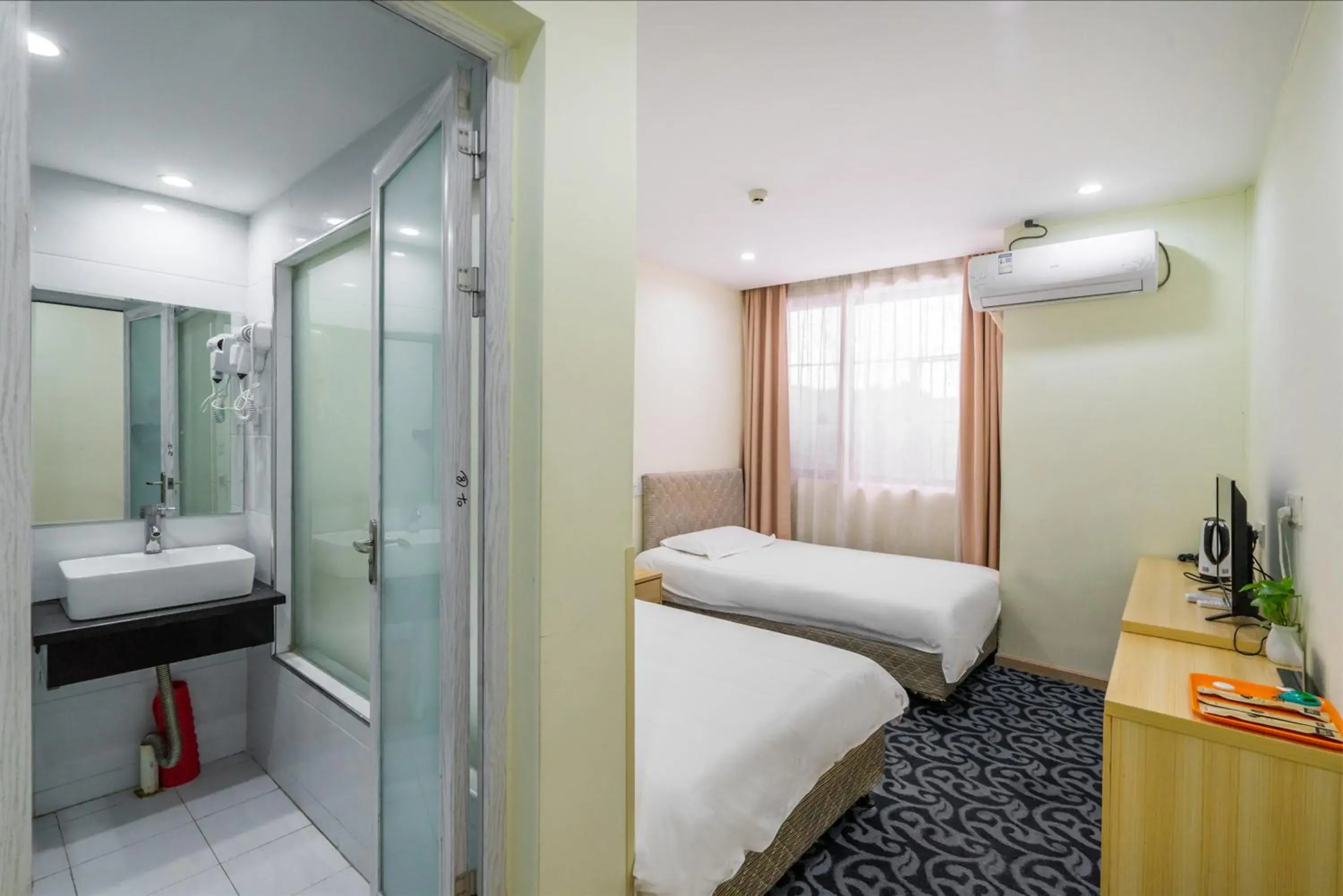 Bed, Bathroom in Memory Travel Hotel(Edge Westlake)