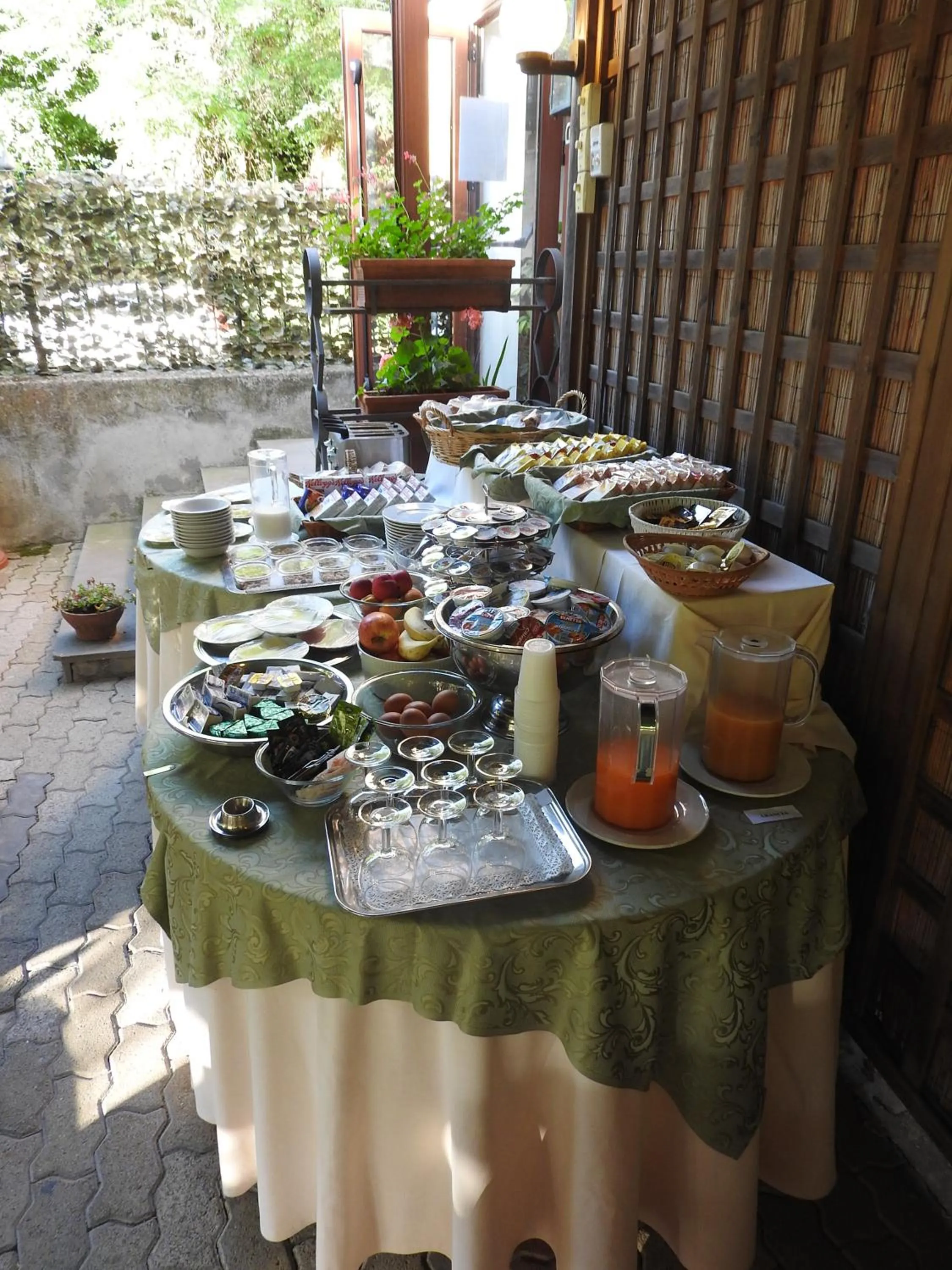 Breakfast in Hotel Moderno