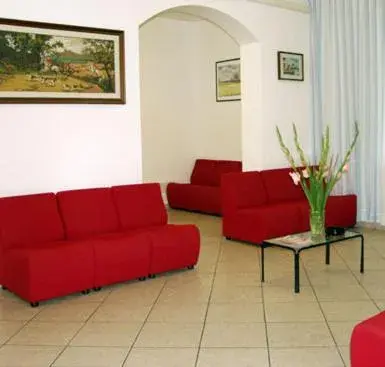 Communal lounge/ TV room, Seating Area in Hotel Trinidad