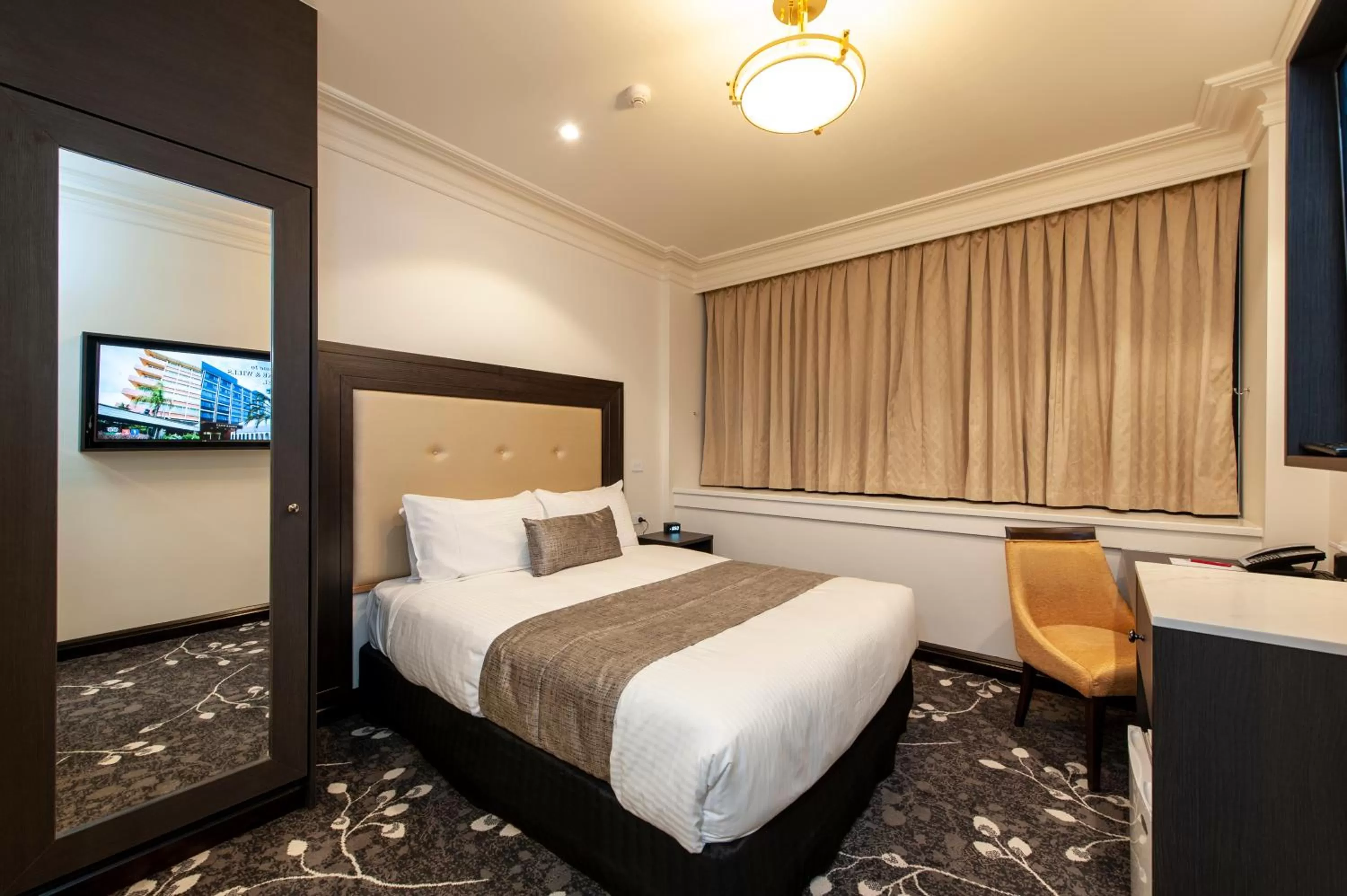 Bed in Burke and Wills Hotel Toowoomba