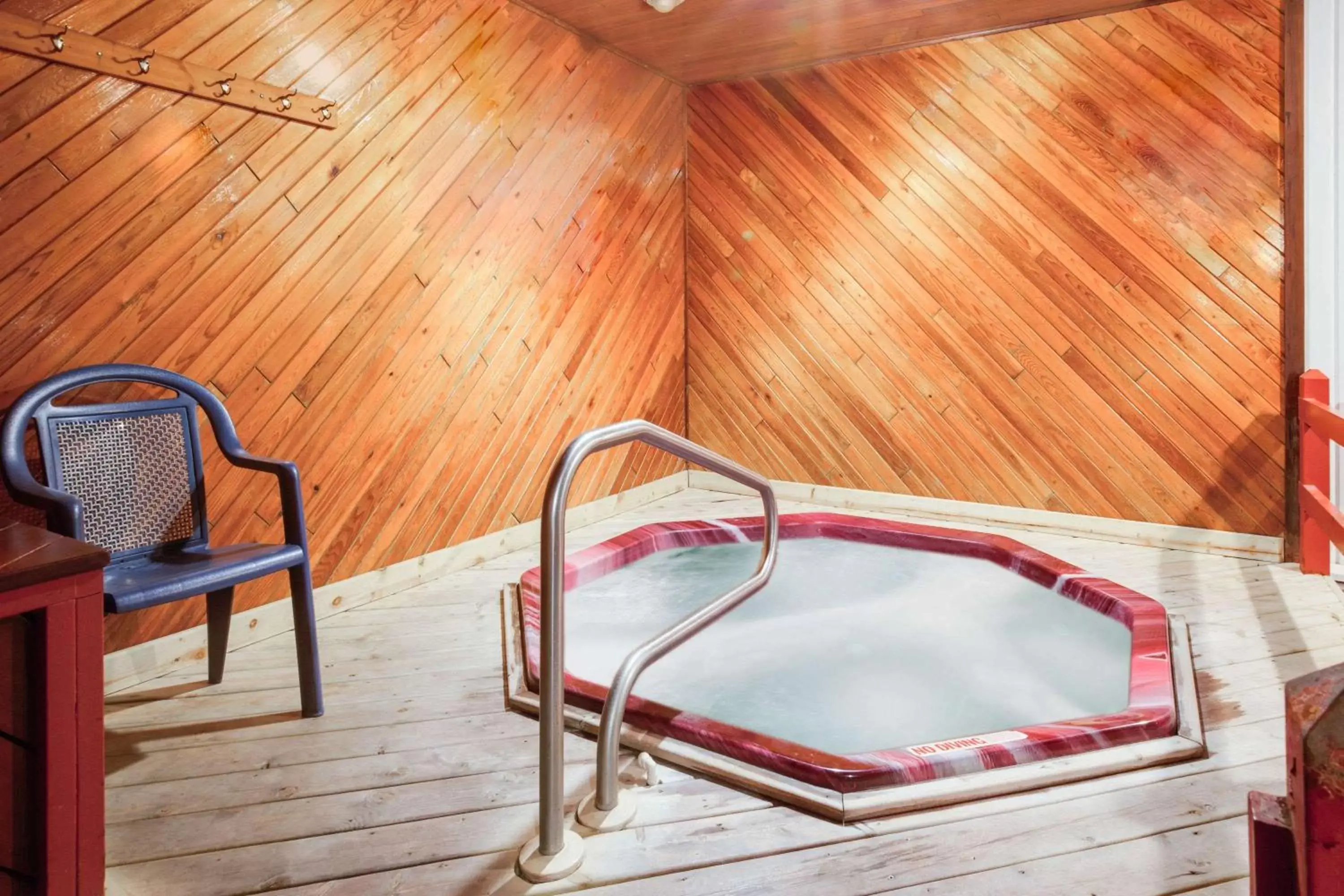 Hot Tub, Seating Area in Super 8 Beachfront by Wyndham Mackinaw City, MI