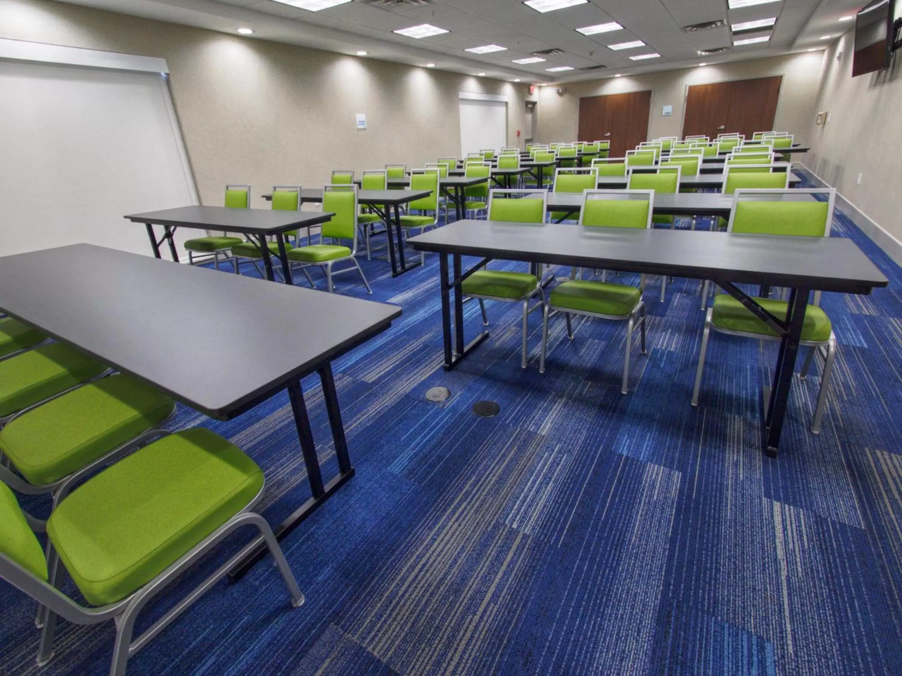 Meeting/conference room in Holiday Inn Express & Suites Moore, an IHG Hotel