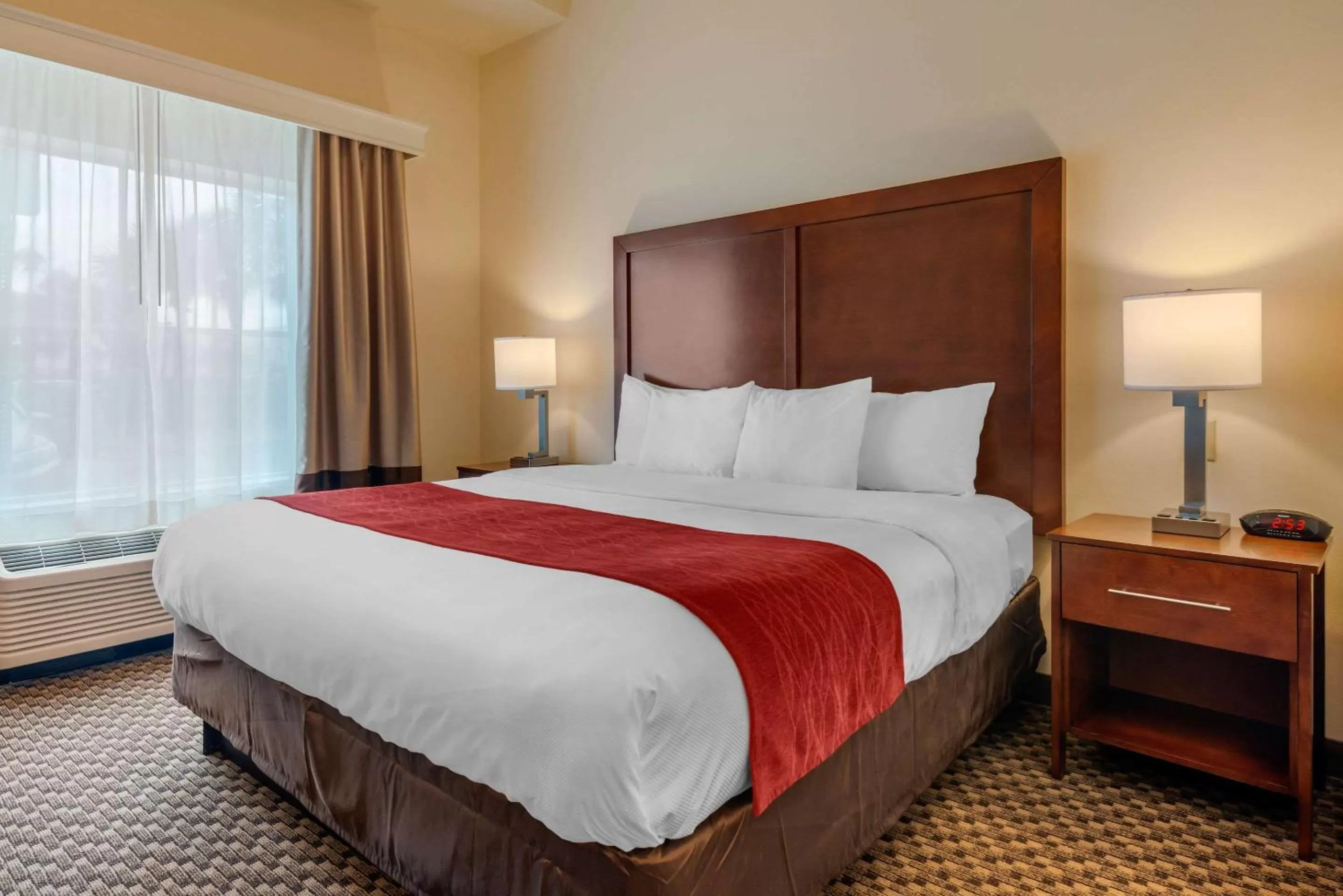 Photo of the whole room, Bed in Comfort Inn & Suites Fort Myers Airport