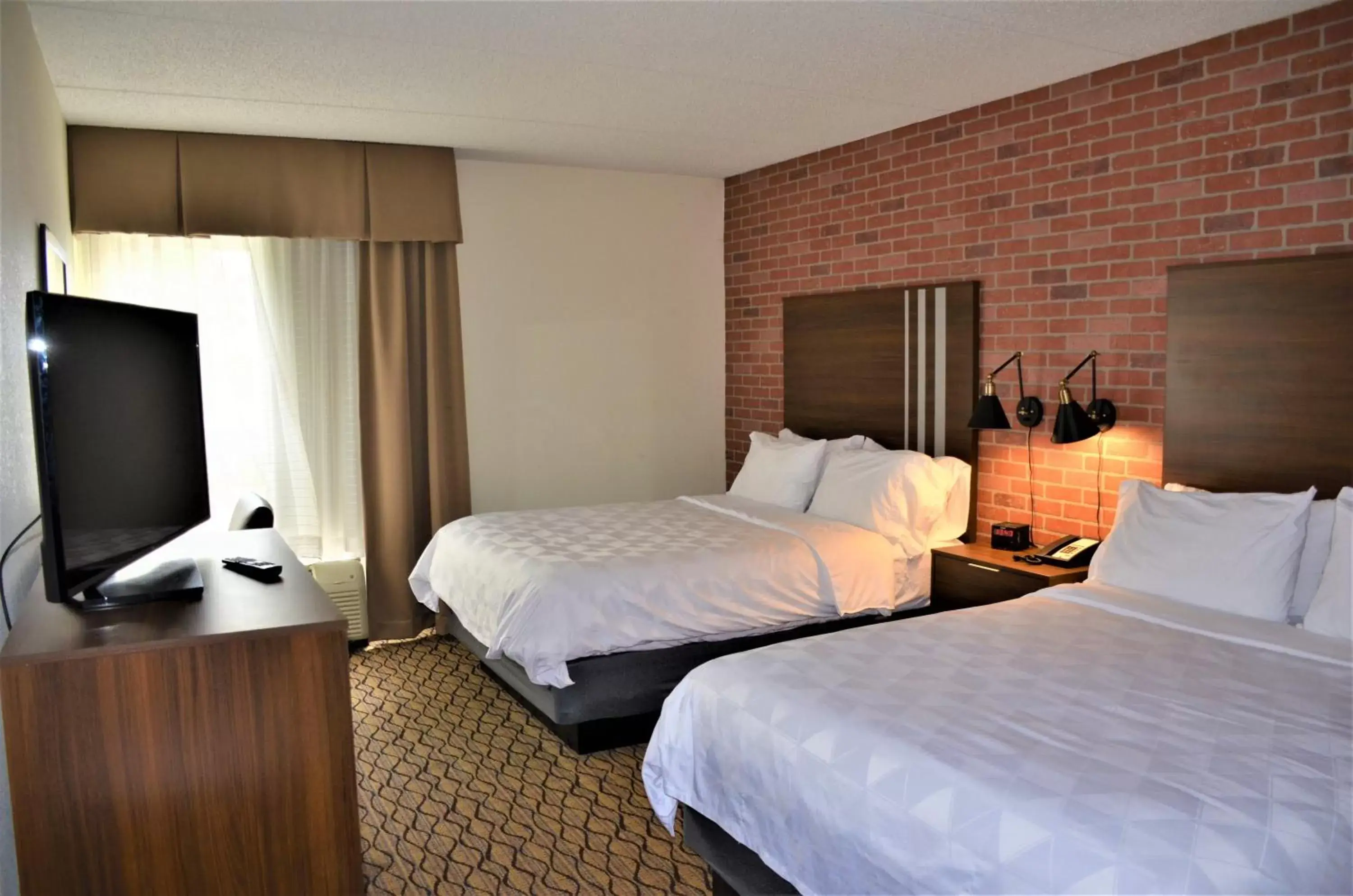 Photo of the whole room, Bed in Burrstone Inn, Ascend Hotel Collection