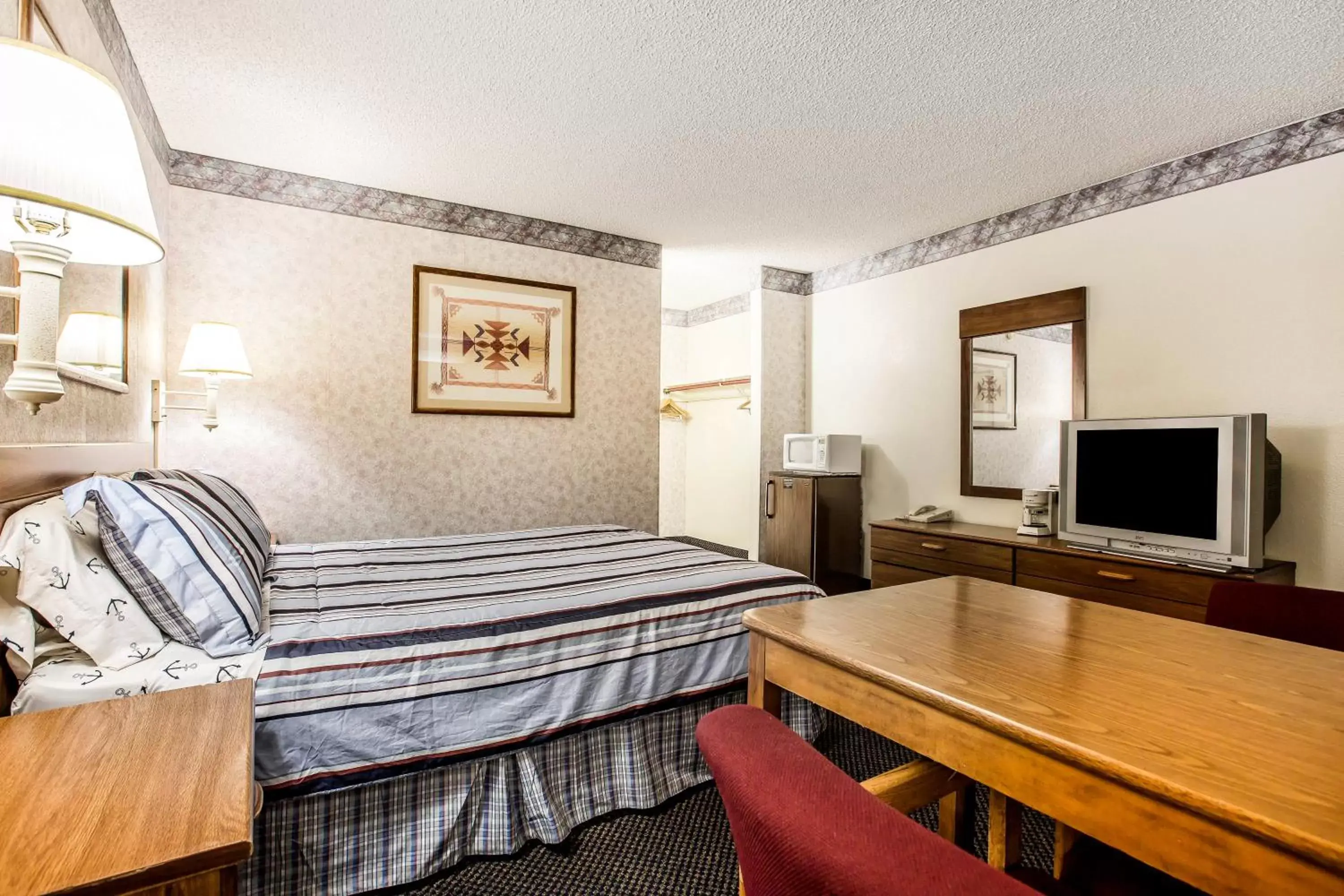 Standard Queen Room - Non-Smoking in Econo Lodge Inn & Suites near China Lake Naval Station