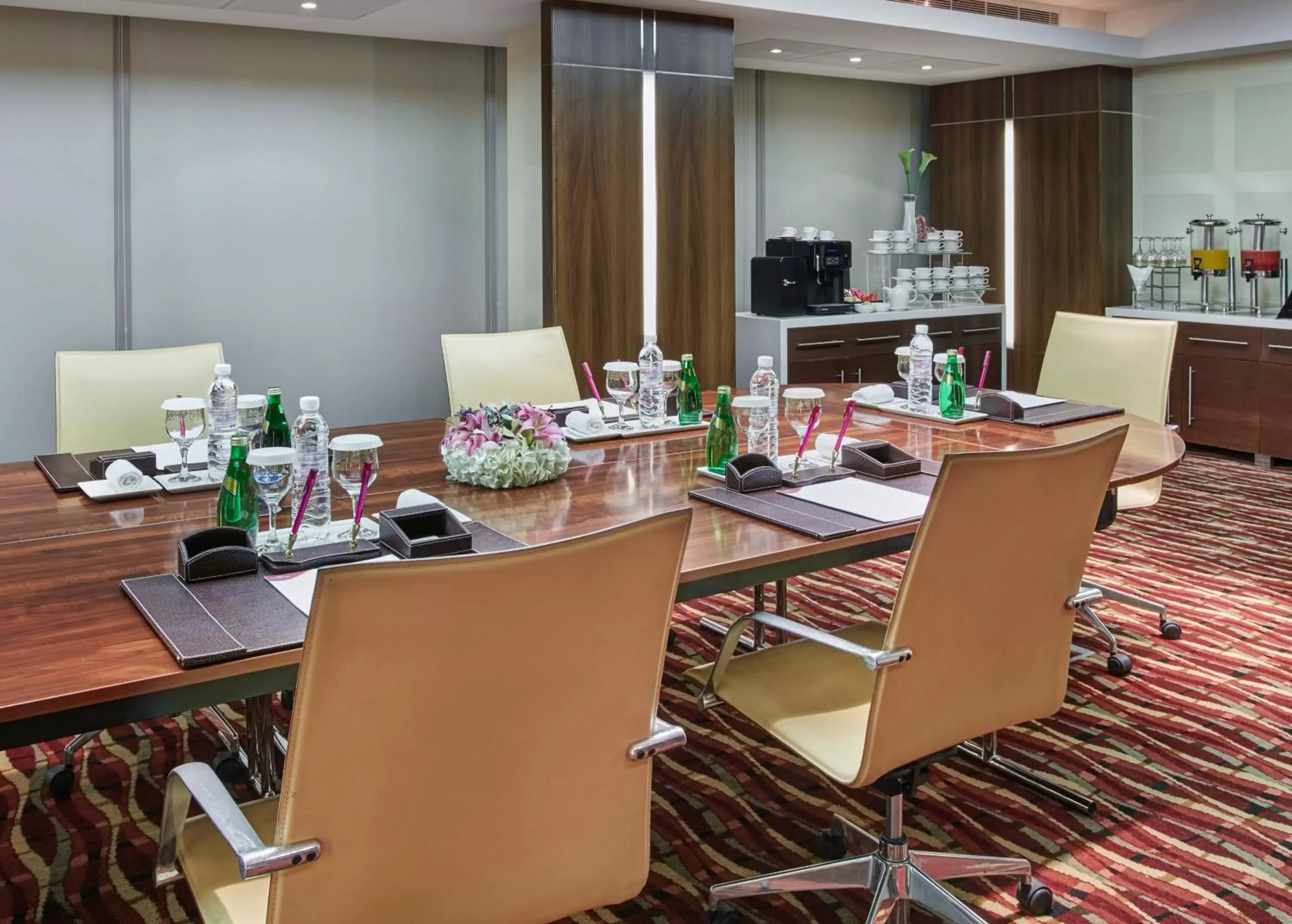 Meeting/conference room, Restaurant/Places to Eat in Crowne Plaza Kuwait Al Thuraya City, an IHG Hotel