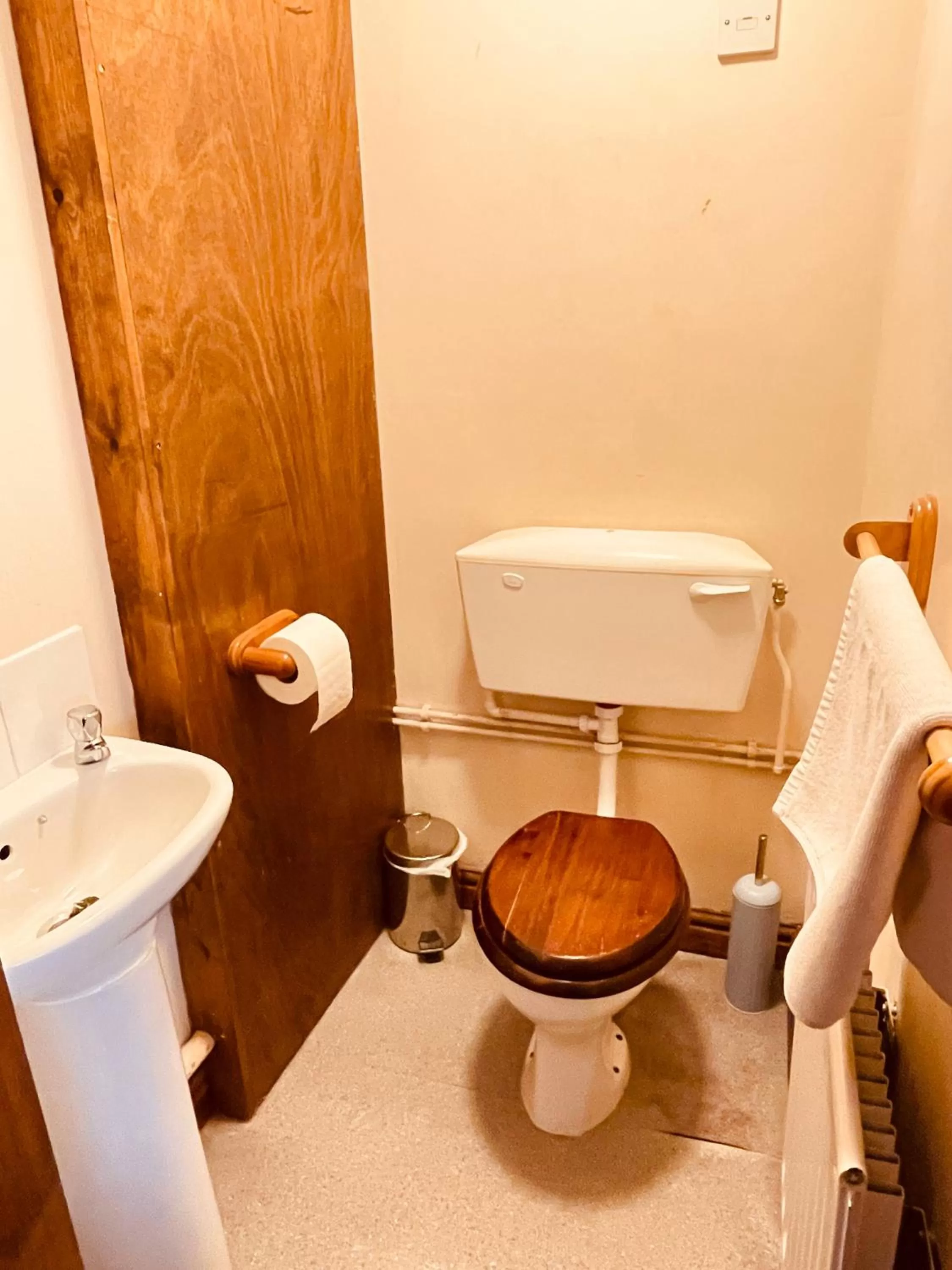 Toilet in Halfway House Inn & Cottages