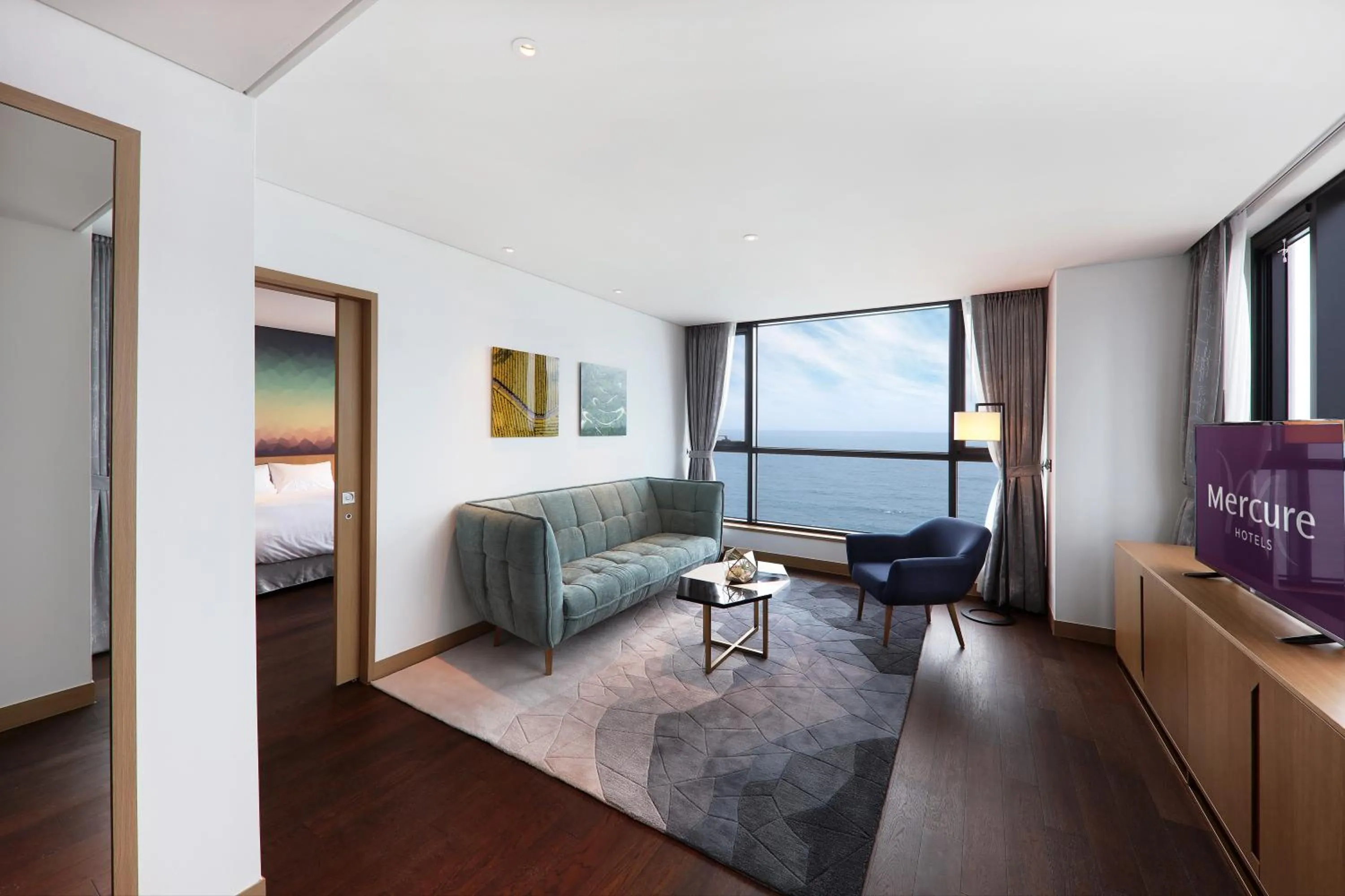 Living room, Bed in Mercure Ambassador Ulsan