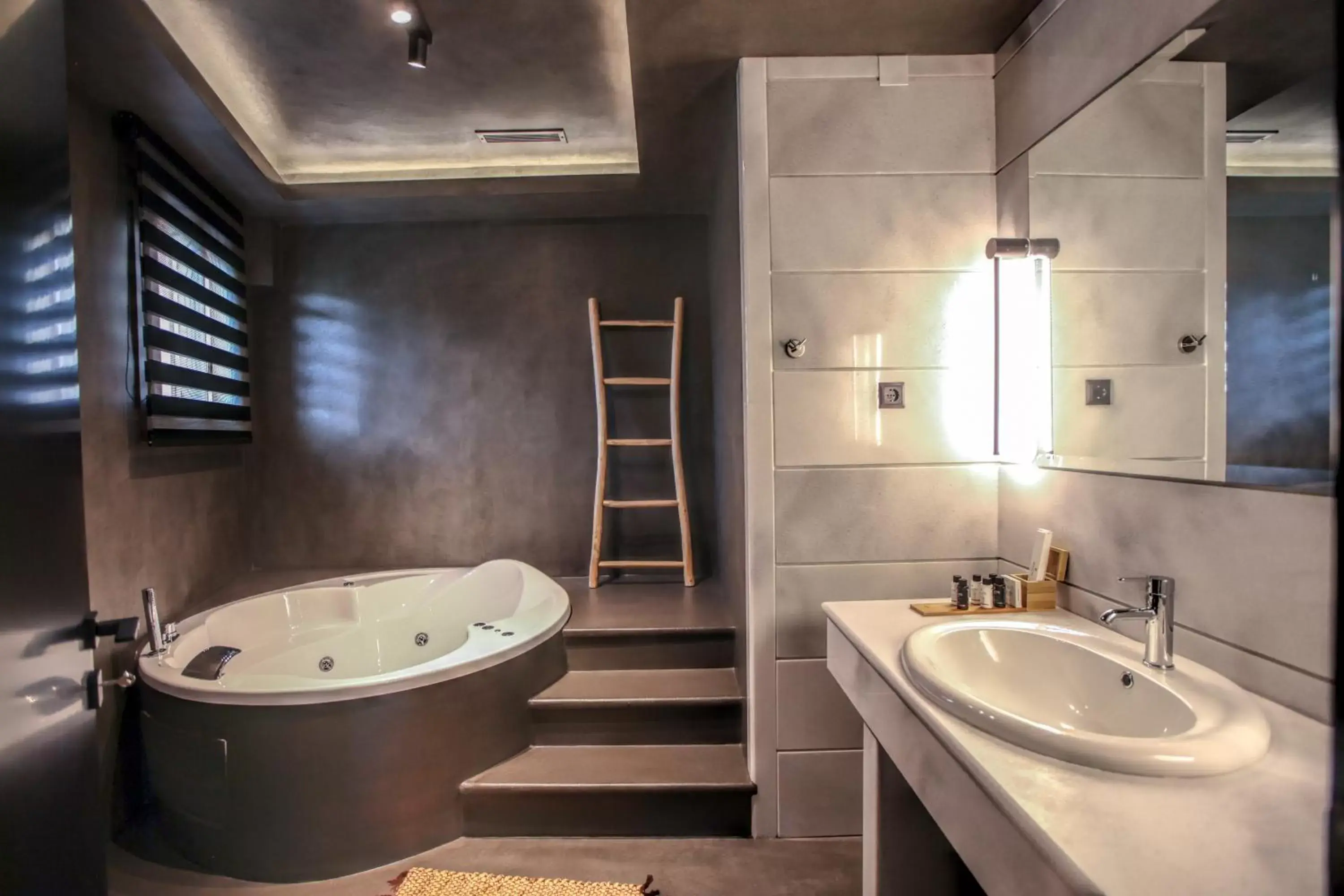 Hot Tub, Bathroom in Meteora Heaven and Earth Kastraki premium suites