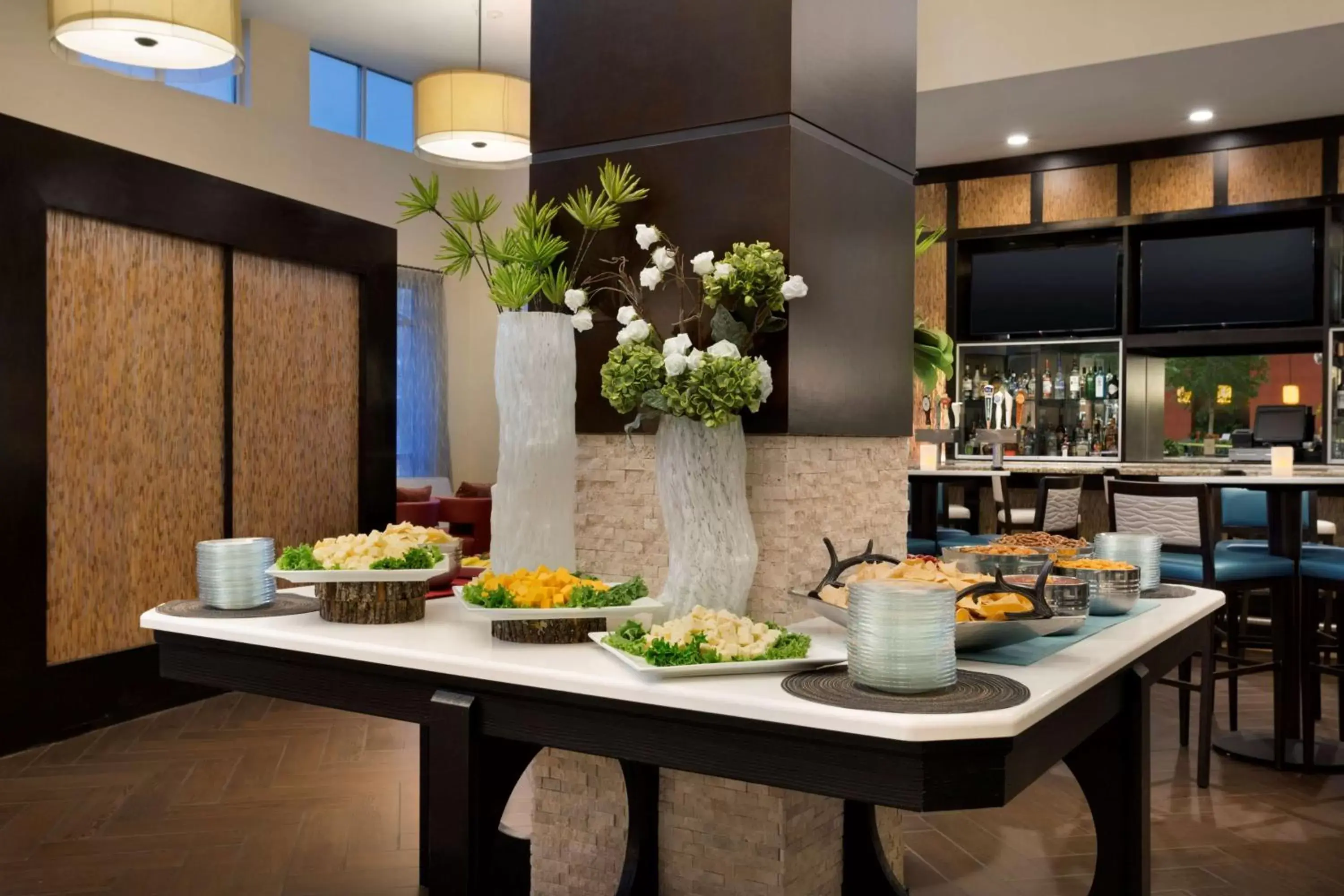 Restaurant/places to eat in Embassy Suites by Hilton Jackson North Ridgeland