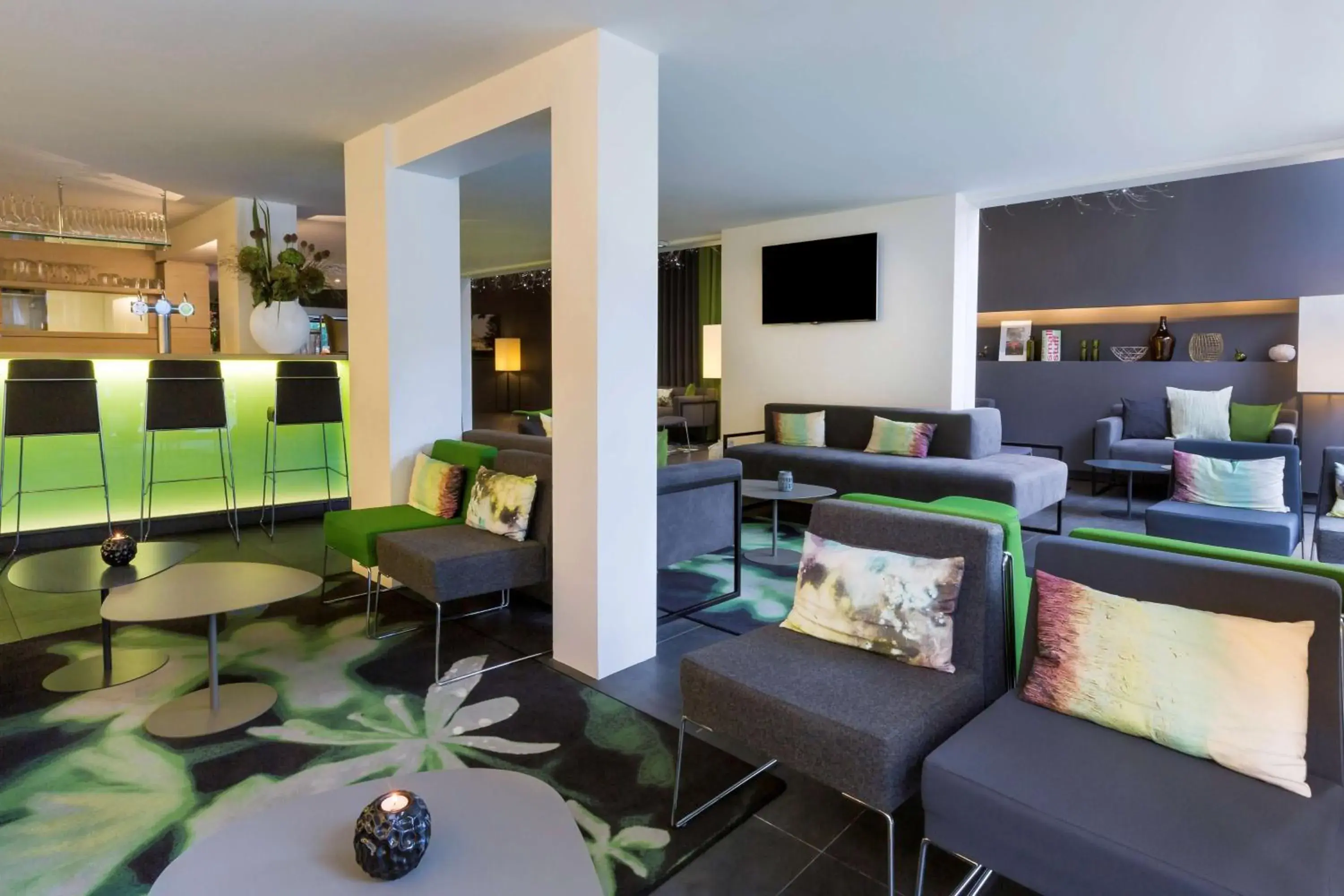 Lounge or bar in Best Western Plus Hotel Du Parc Chantilly