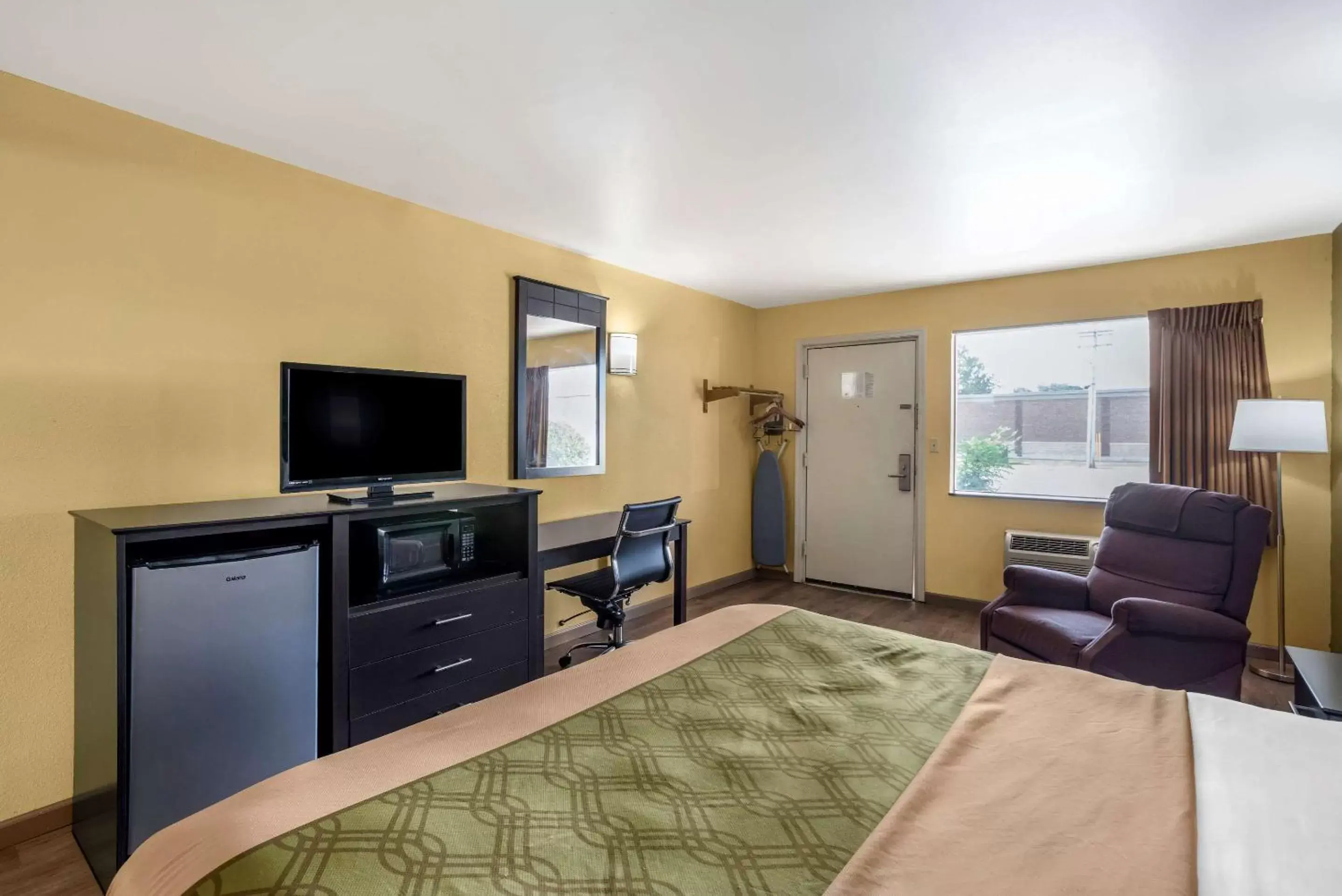 Photo of the whole room, TV/Entertainment Center in Econo Lodge Easton Route 50