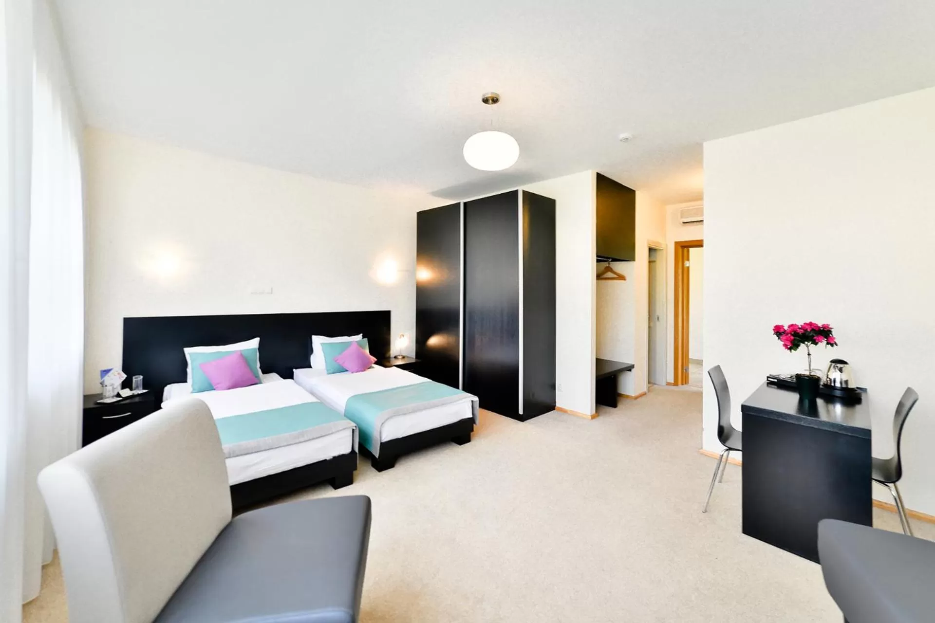 Photo of the whole room in Hotel Vantis Riverside