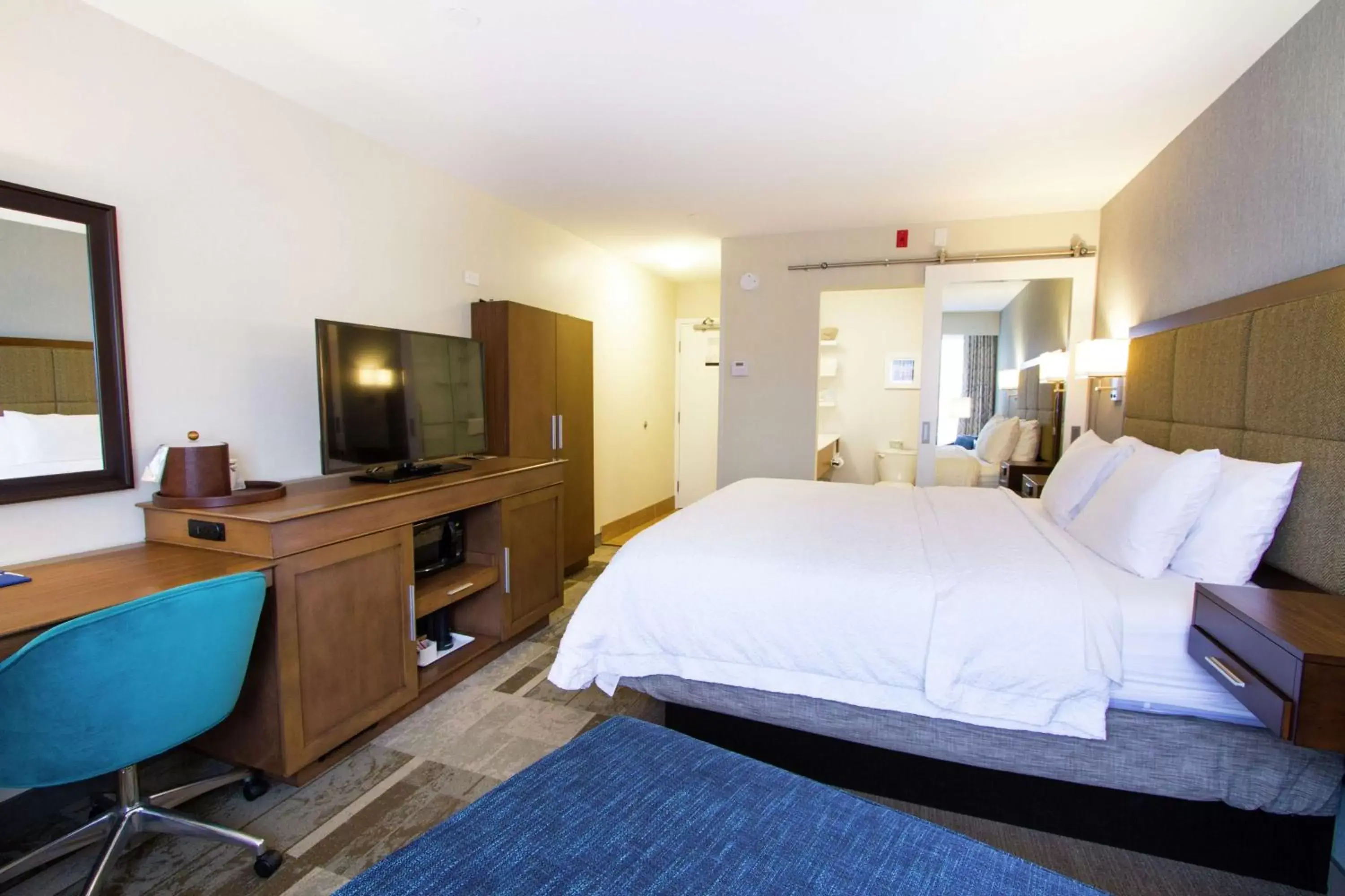 Bedroom in Hampton Inn - Vancouver Airport/Richmond