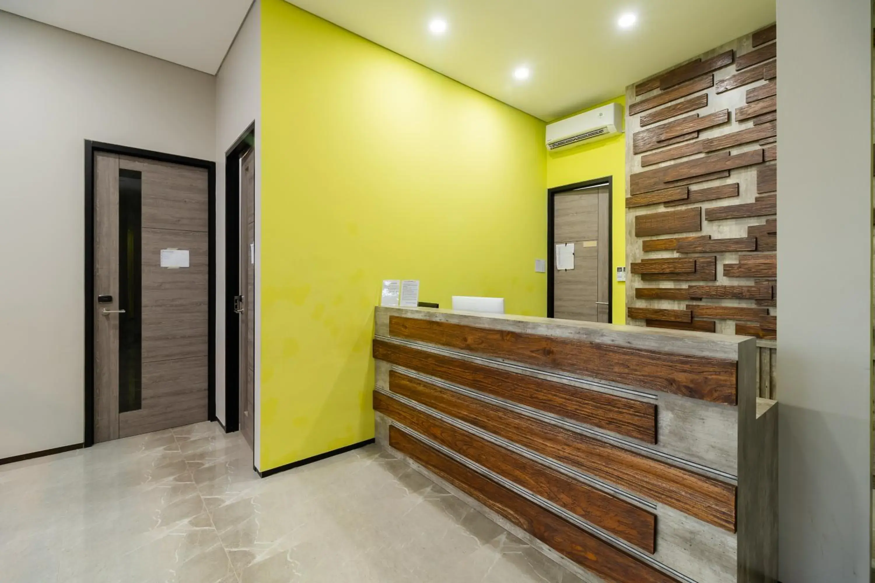 Lobby or reception in RedDoorz Plus near Senayan City Lobby or reception in RedDoorz Plus near Senayan City