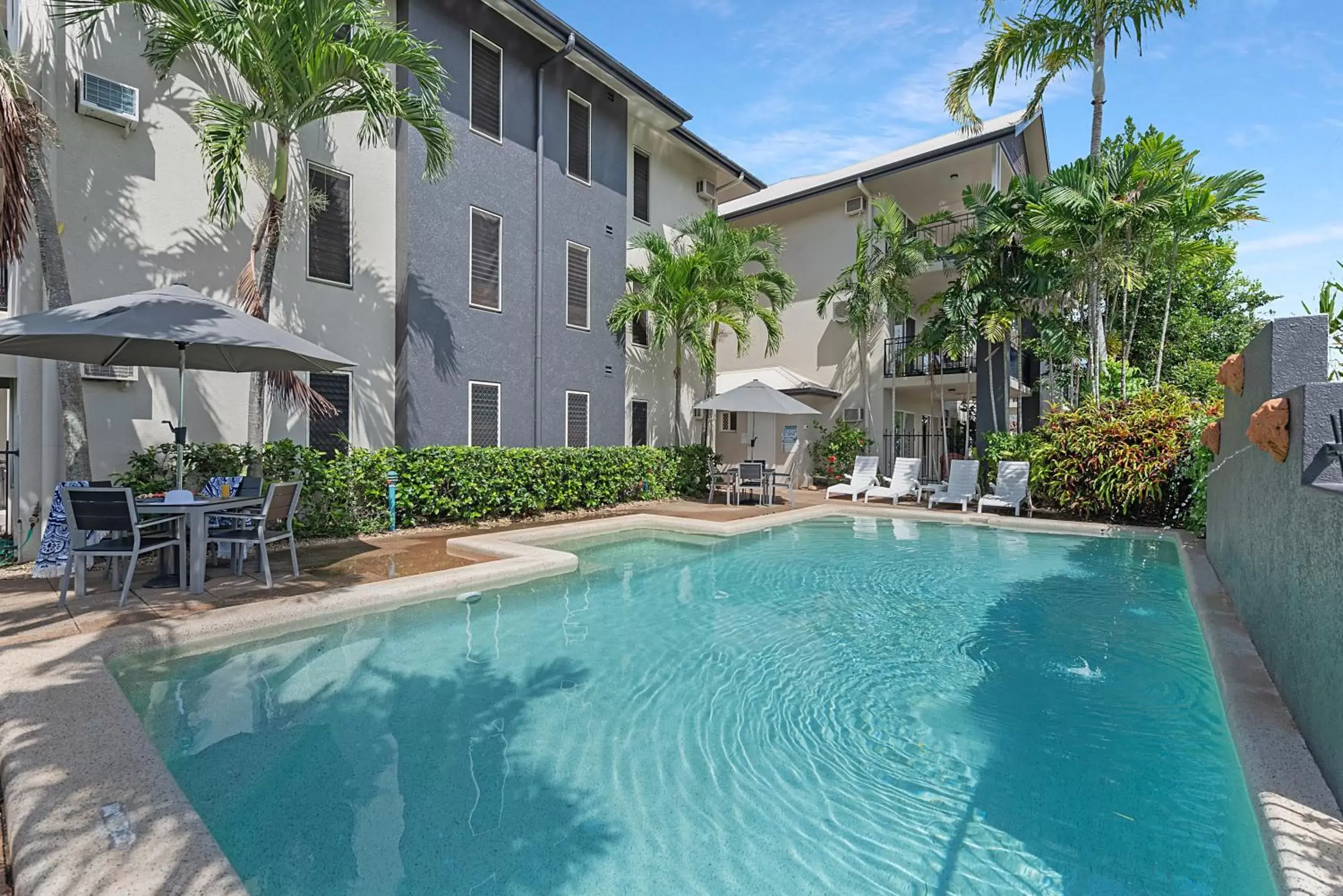 Swimming pool, Property Building in Bay Village Tropical Retreat & Apartments