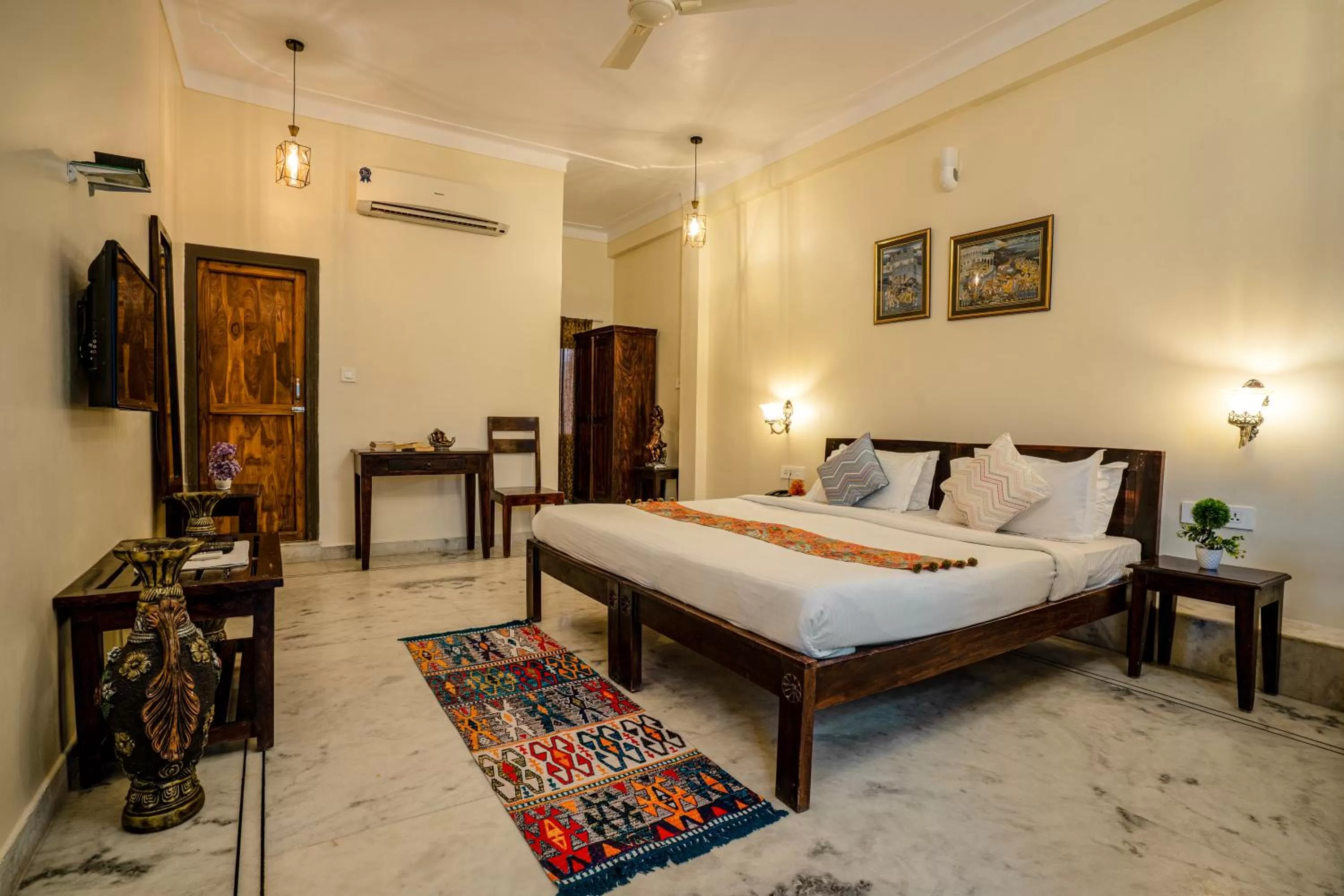 Bed in Tripli Hotels Shiv Villas