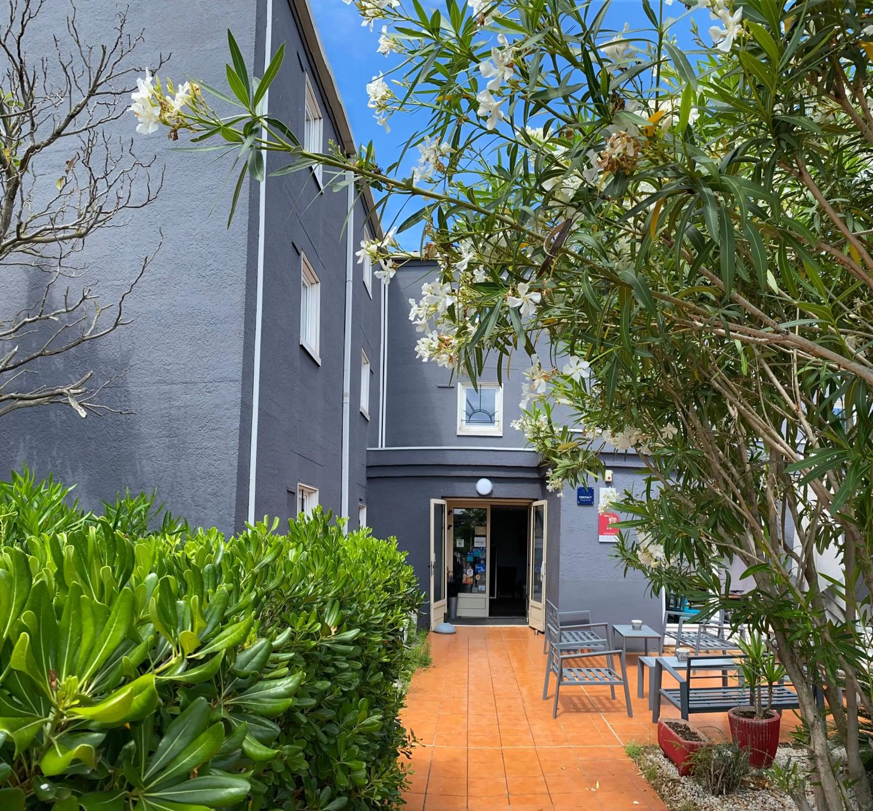 Patio in Contact Hotel LE SUD Montpellier Aéroport Parc Expo Arena