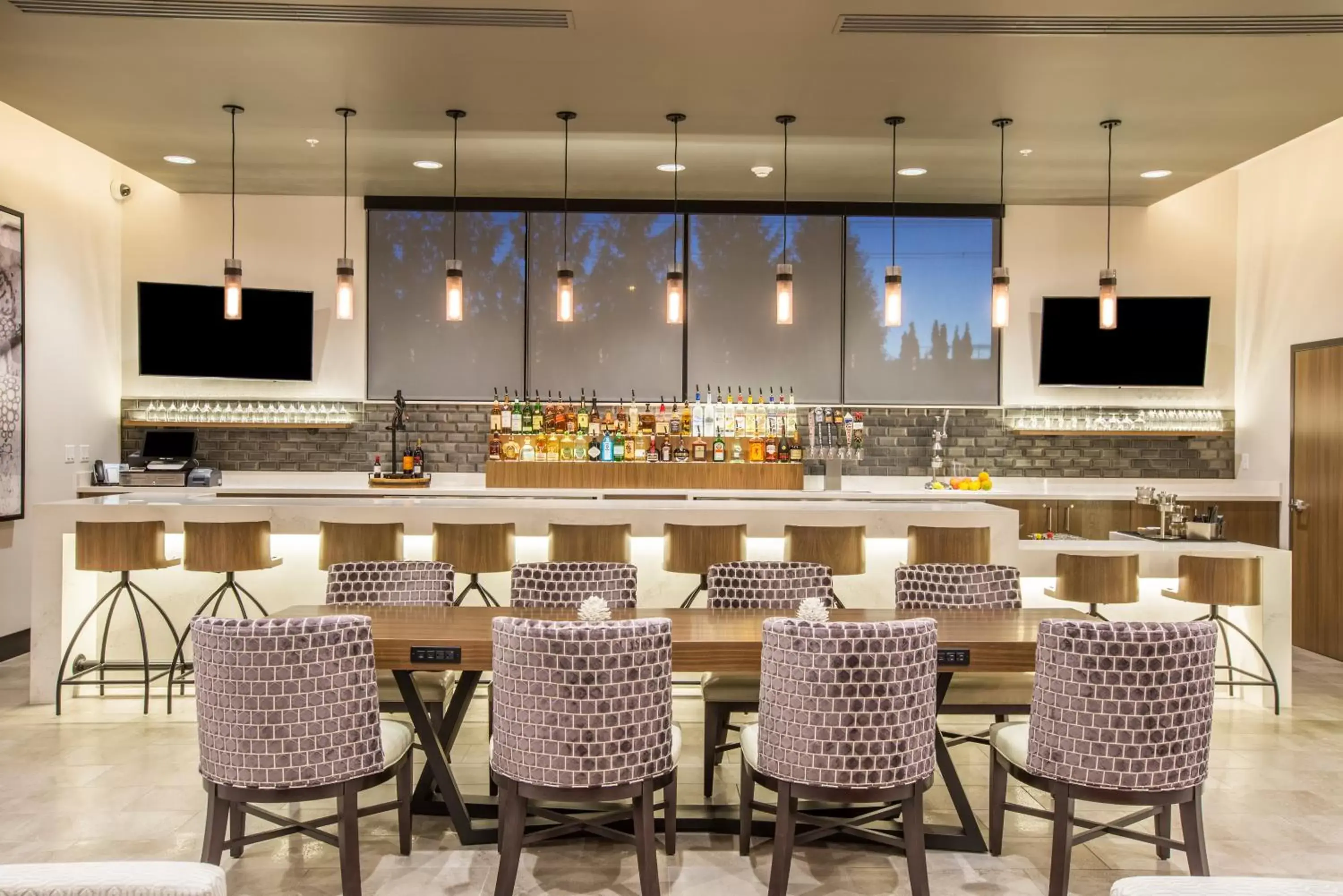 Lounge or bar, Restaurant/Places to Eat in Holiday Inn Portland West - Hillsboro, an IHG hotel