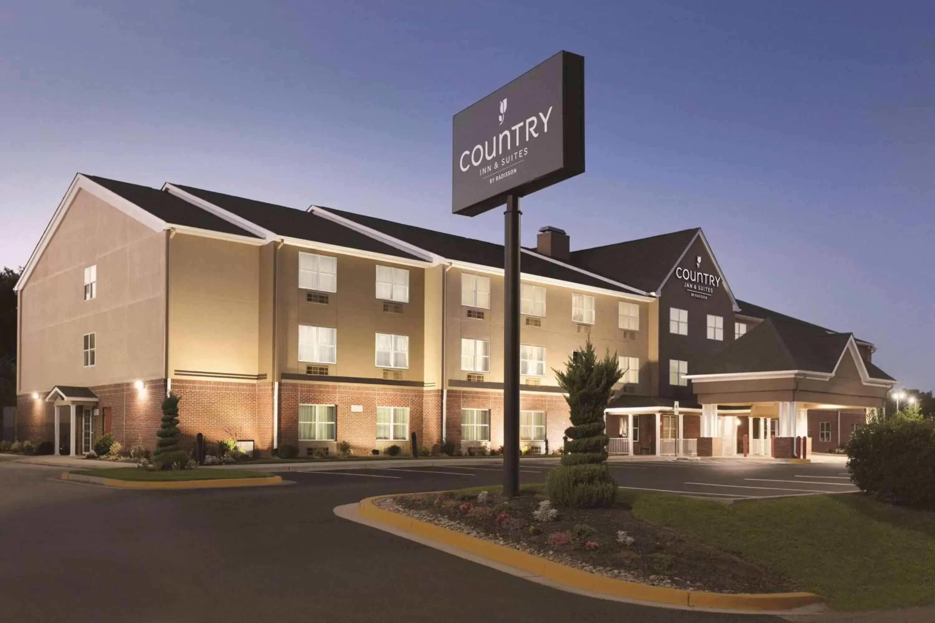 Property building in Country Inn & Suites by Radisson, Washington, D.C. East - Capitol Heights, MD