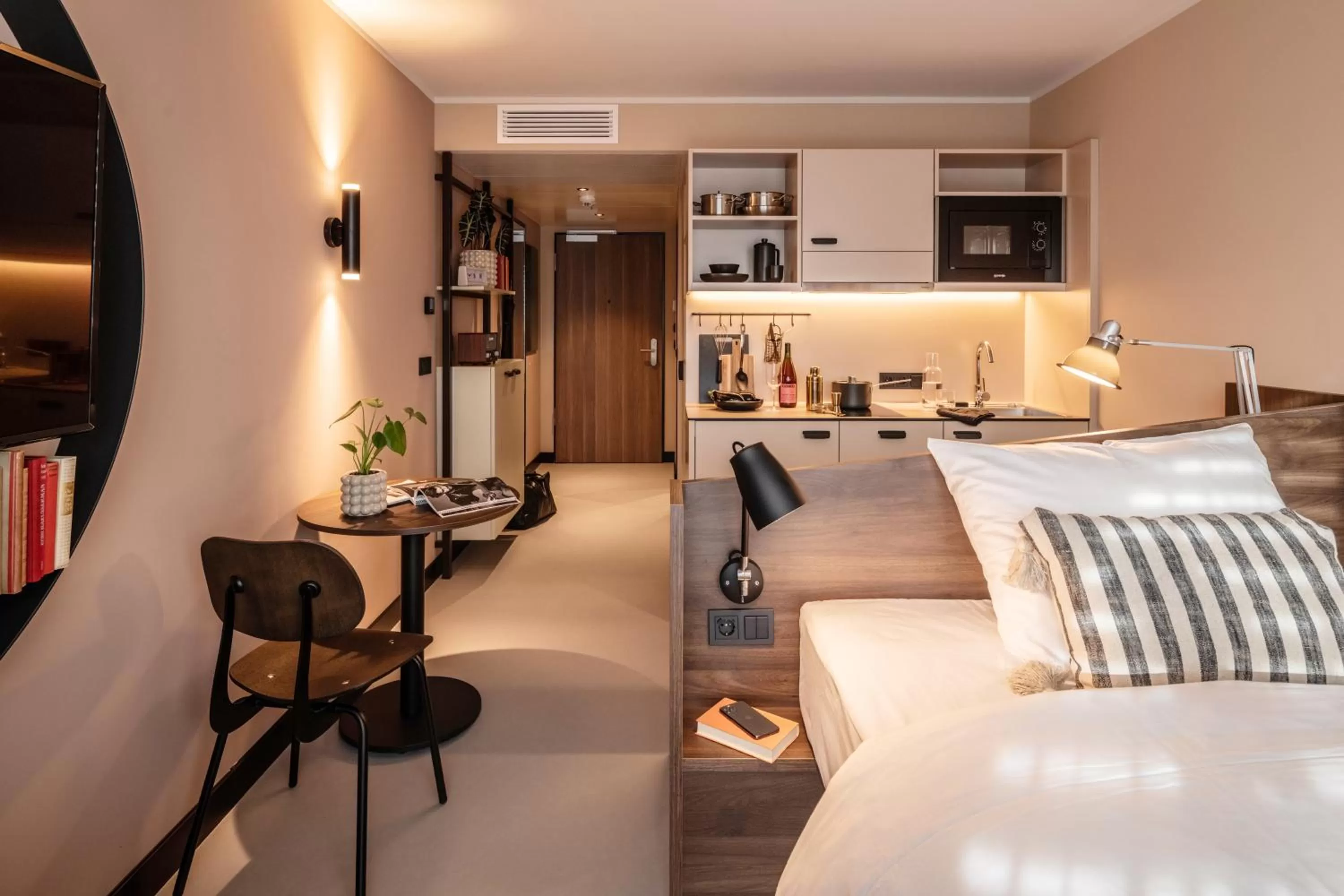 Kitchen or kitchenette, Bed in Revo Munich
