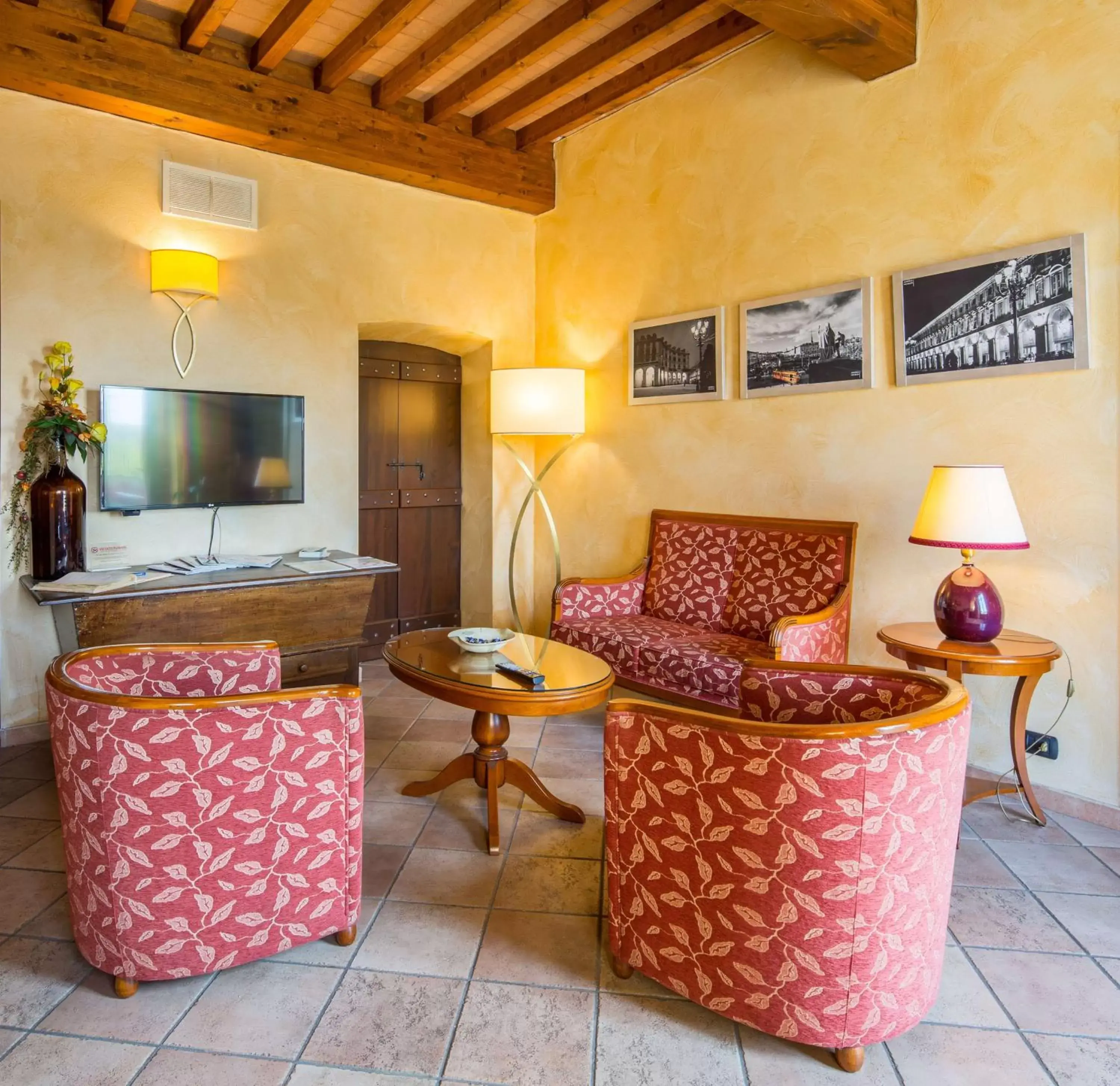 Communal lounge/ TV room, Seating Area in Best Western Plus Hotel Le Rondini