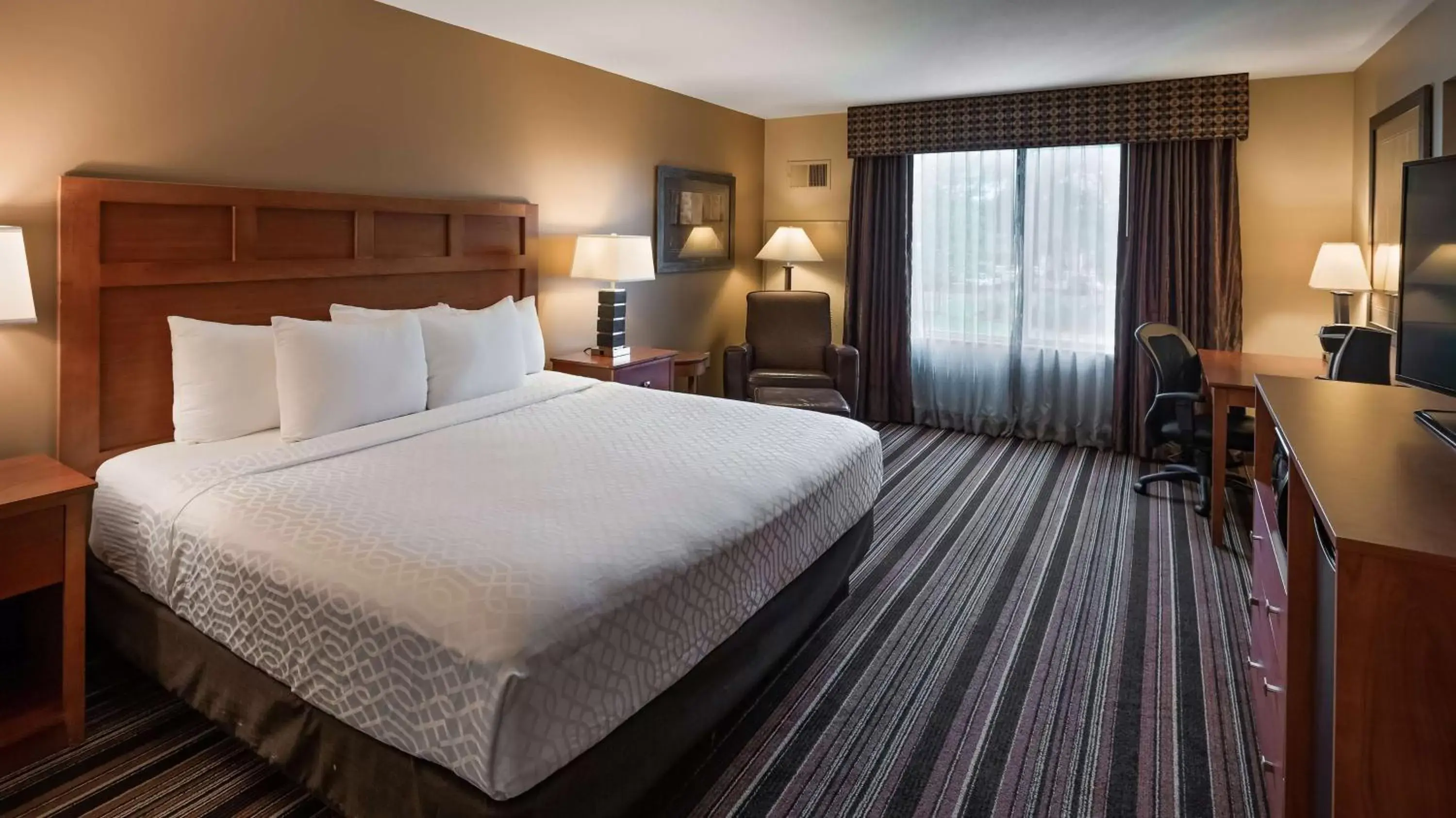King Room with Roll-In Shower - Poolside/Disability Access/Non-Smoking in Wyndham Bloomington - Mall of America King Room with Roll-In Shower - Poolside/Disability Access/Non-Smoking in Wyndham Bloomington - Mall of America