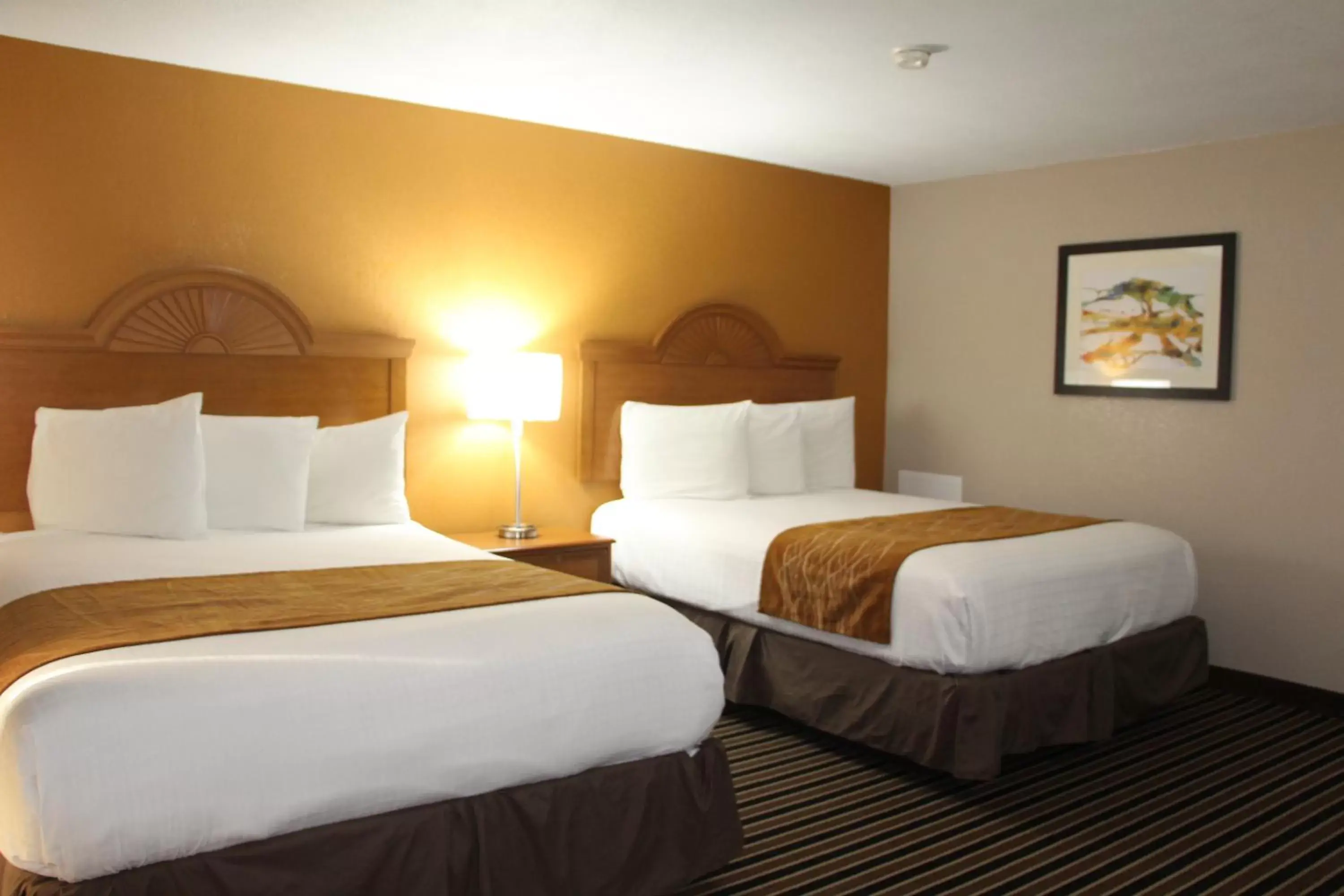 Living room, Bed in Westbridge Inn & Suites Living room, Bed in Westbridge Inn & Suites
