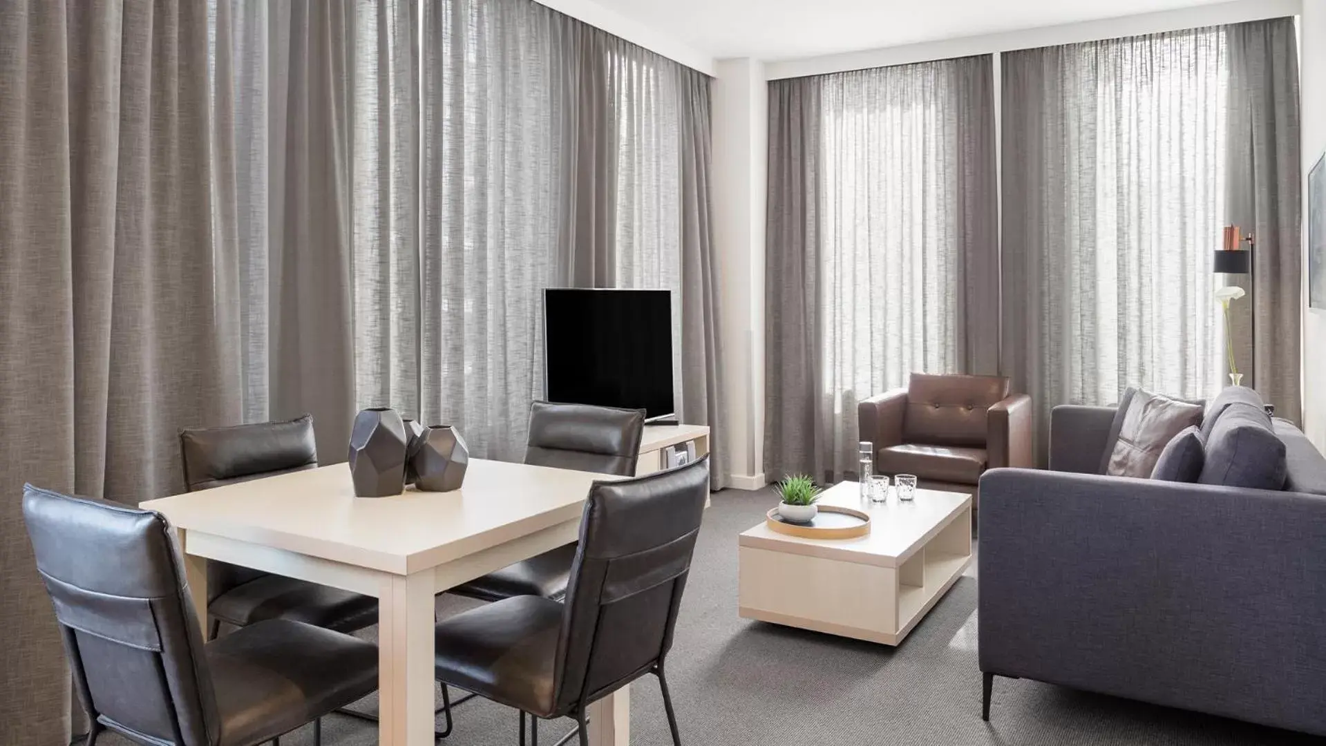 Two-Bedroom Apartment in Oaks Melbourne on Market Hotel